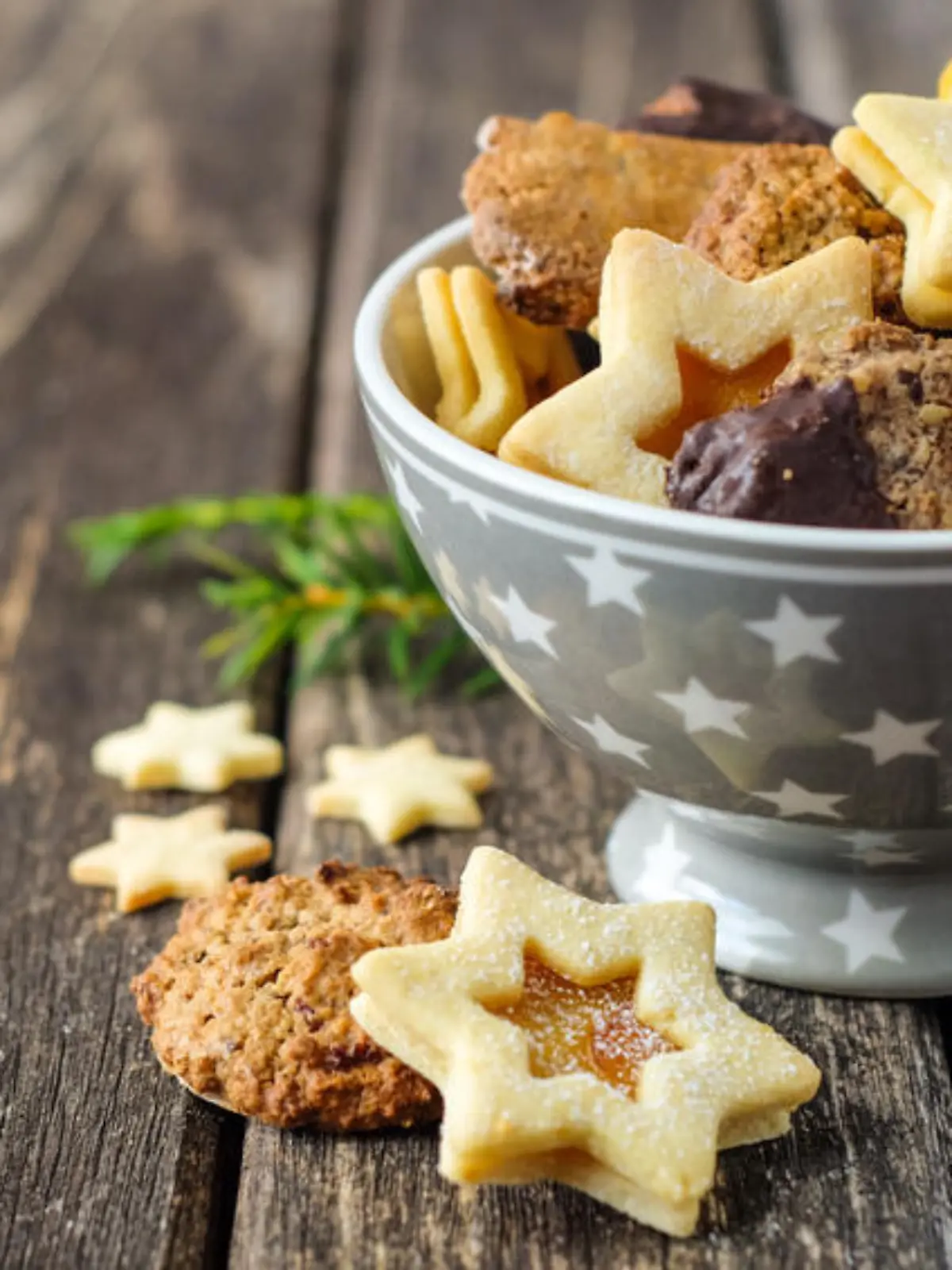Weihnachtsplätzchen in einer Schüssel auf einem Holztisch