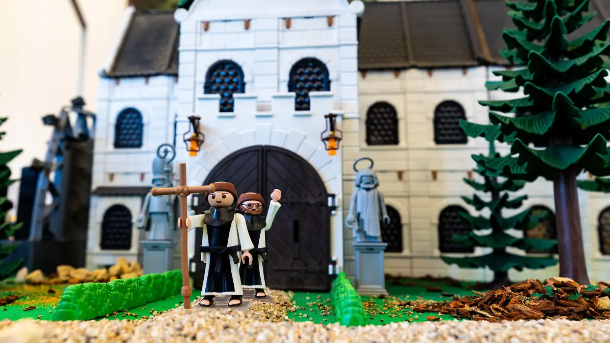 22.11.2023, Hessen, Eltville: Playmobil-Figuren, darunter ein Mann mit einem Kreuz, stehen in der Ausstellung «Playmobil-Weltreise» im Kloster Eberbach. Foto: Sascha Lotz/dpa +++ dpa-Bildfunk +++