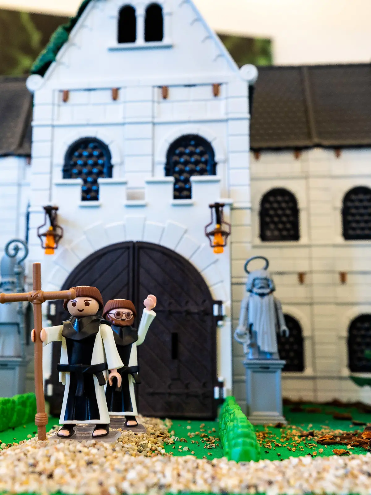 22.11.2023, Hessen, Eltville: Playmobil-Figuren, darunter ein Mann mit einem Kreuz, stehen in der Ausstellung «Playmobil-Weltreise» im Kloster Eberbach. Foto: Sascha Lotz/dpa +++ dpa-Bildfunk +++