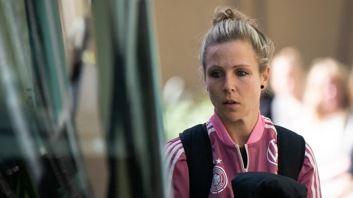 ARCHIV - 04.08.2023, Australien, Brisbane: Fußball, Frauen: WM, Deutschland: Svenja Huth steigt in den Teambus ein. Der Deutsche Fußball-Bund verteidigt seine Nationalspielerin Svenja Huth gegen homophobe Kommentare auf der Plattform X. (zu dpa: «Hass-Kommentare gegen Svenja Huth: «Geht woanders haten»») Foto: Sebastian Gollnow/dpa +++ dpa-Bildfunk +++