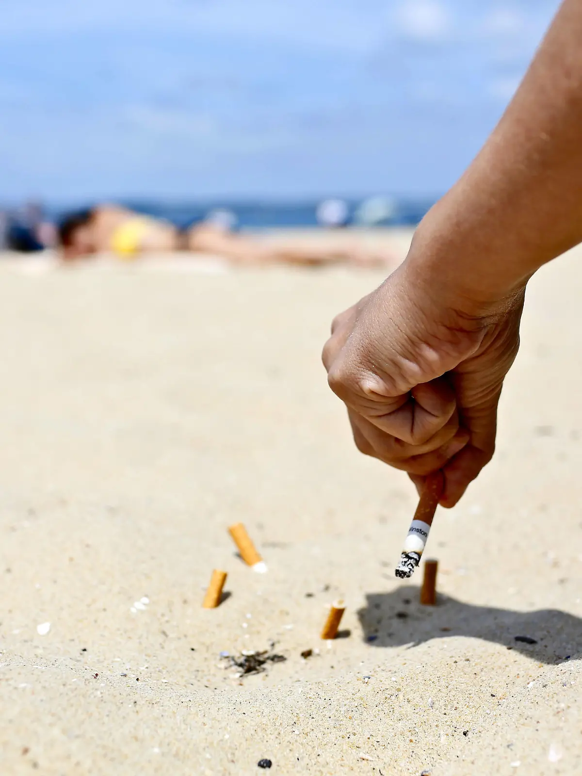 Smoke on the beach Arcachon south-western France: a man extinguishes his cigarette butt on the beach by burying it in the sand Nouvelle-Aquitaine Aquitaine Gironde 33 Arcachon Europe Western Europe France PUBLICATIONxNOTxINxFRA Copyright: xPerrogonxF/Andia.frx 369556 