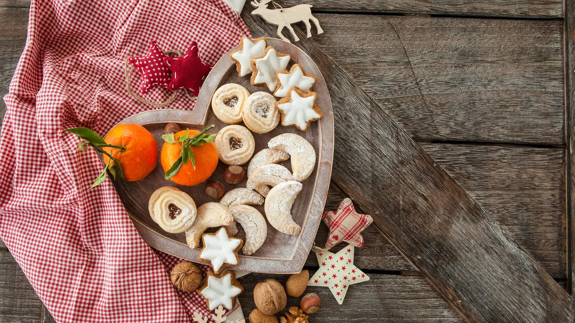 Verschiedene Plätzchen und Nüsse Zu Weihnachten - Christmas cookies *** Different Cookies and Nuts to Christmas Christmas Cookies PUBLICATIONxINxGERxSUIxAUTxHUNxONLY 1079704562