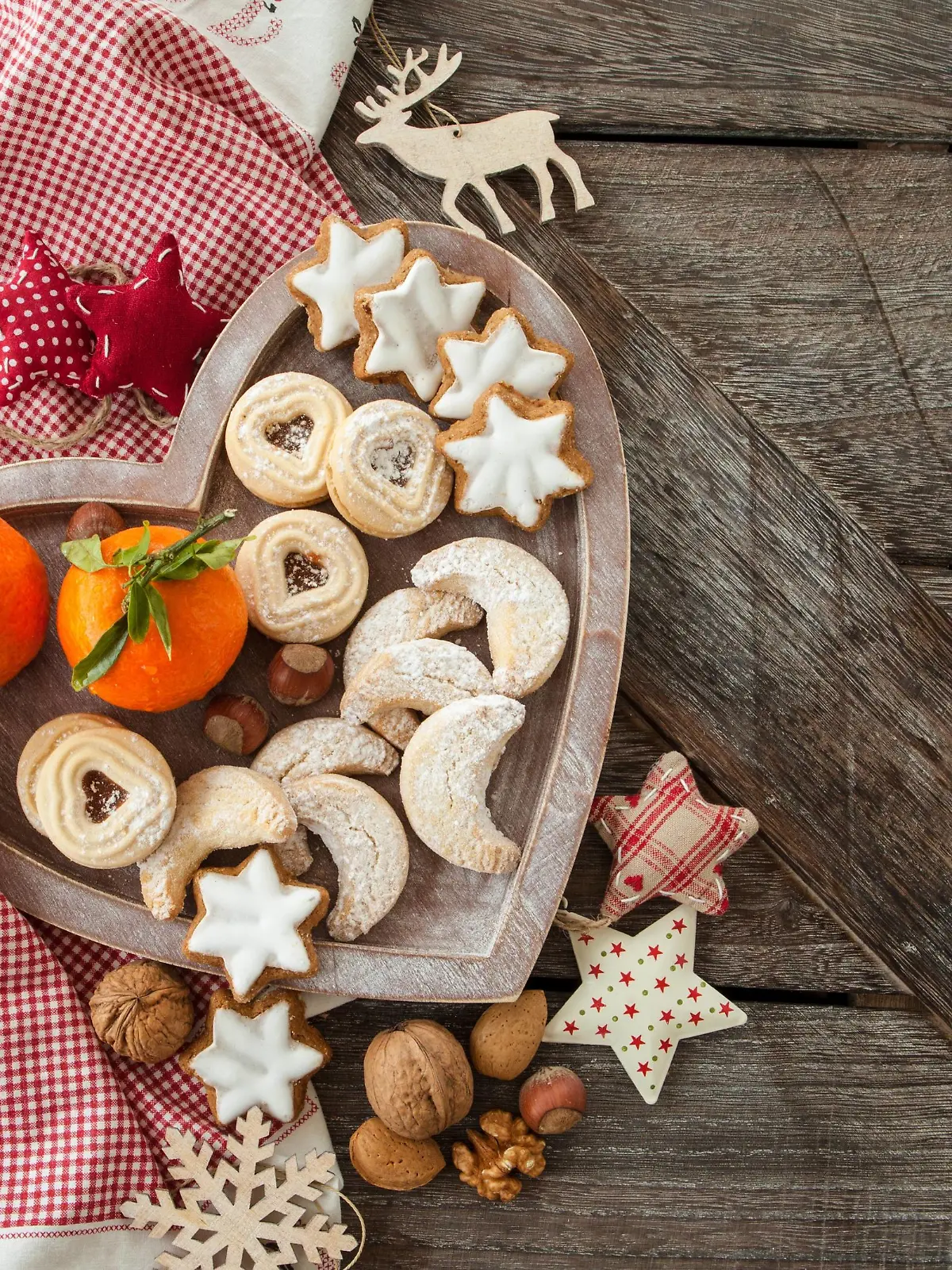 Verschiedene Plätzchen und Nüsse Zu Weihnachten - Christmas cookies *** Different Cookies and Nuts to Christmas Christmas Cookies PUBLICATIONxINxGERxSUIxAUTxHUNxONLY 1079704562  