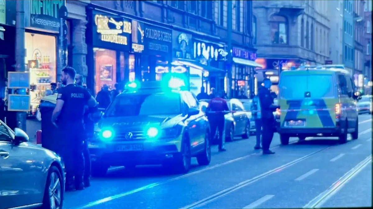 Leider keine Seltenheit: Polizei-Großaufgebot im Frankfurter Bahnhofsviertel am Dienstagabend.