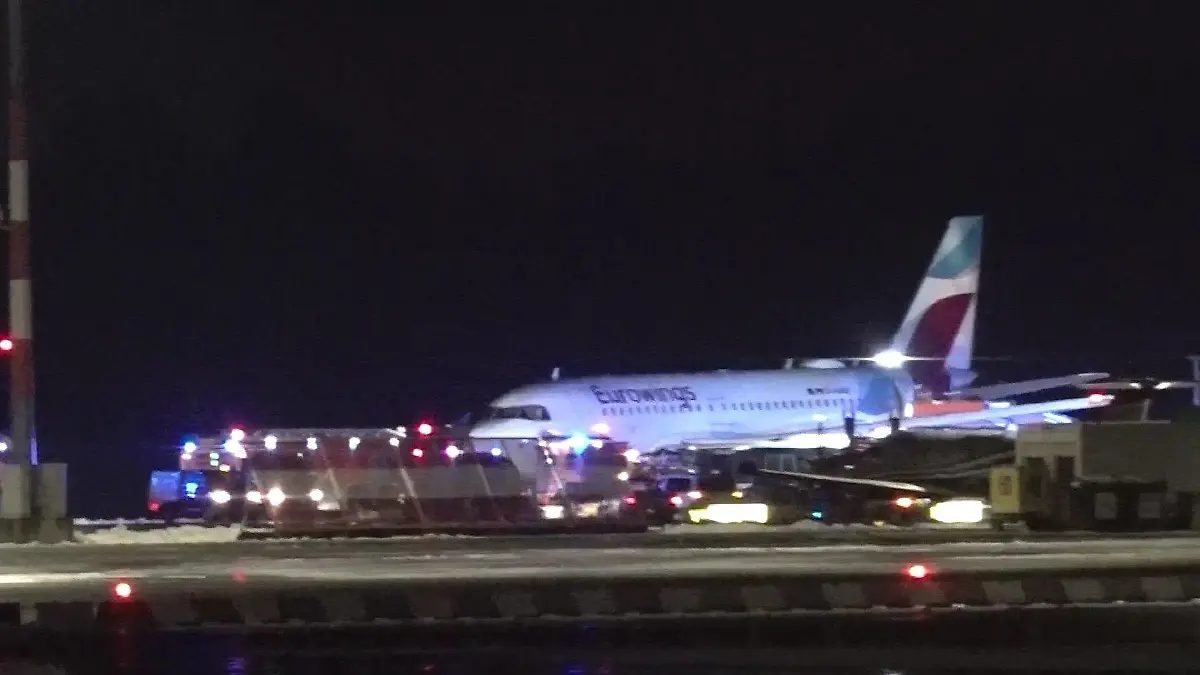 Ein Flugzeug von Eurowings rutscht bei der Landung am Hamburger Flughafen über die Rollbahn.
