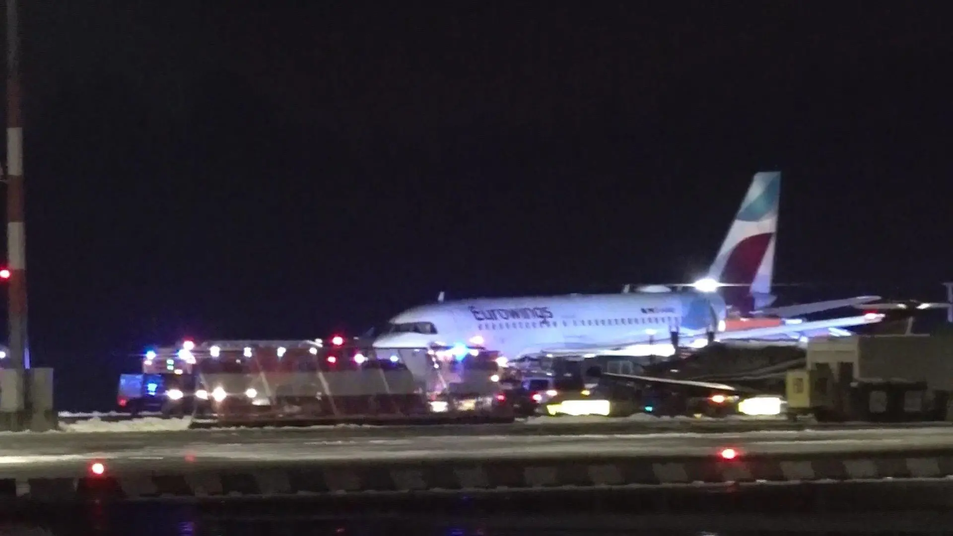 Ein Flugzeug von Eurowings rutscht bei der Landung am Hamburger Flughafen über die Rollbahn.