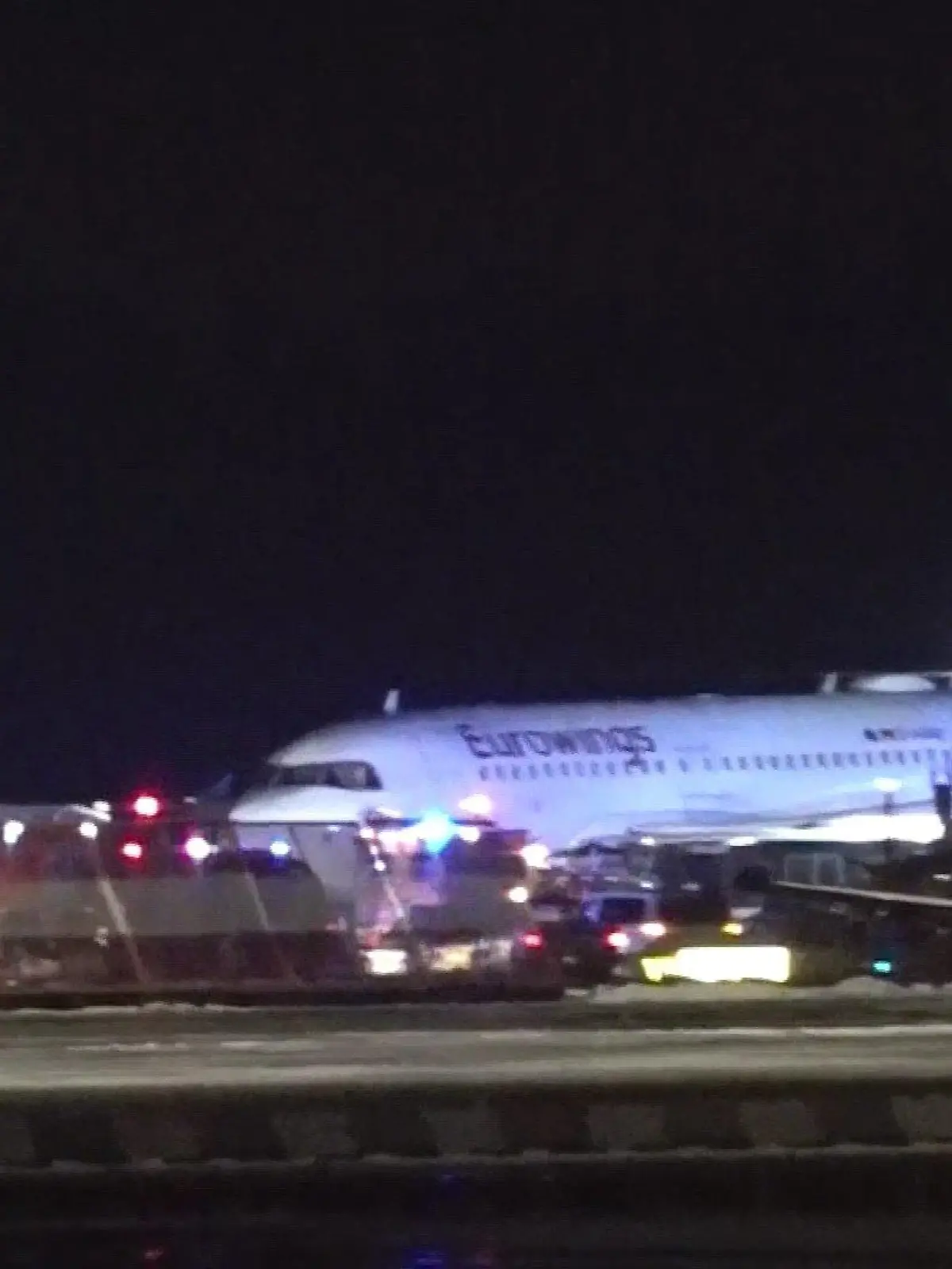 Ein Flugzeug von Eurowings rutscht bei der Landung am Hamburger Flughafen über die Rollbahn.