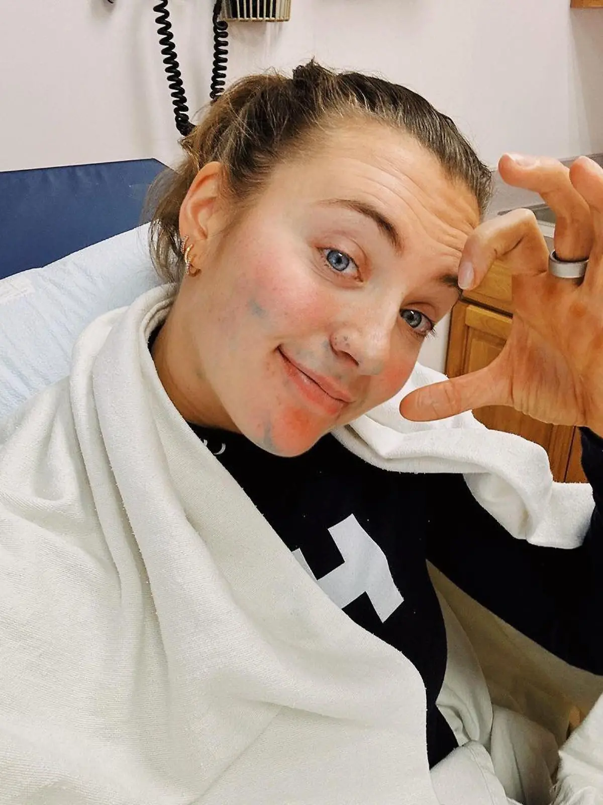 Immerhin kann sie schon wieder grinsen: Maria Tviberg fällt nach einem Sturz lange aus.