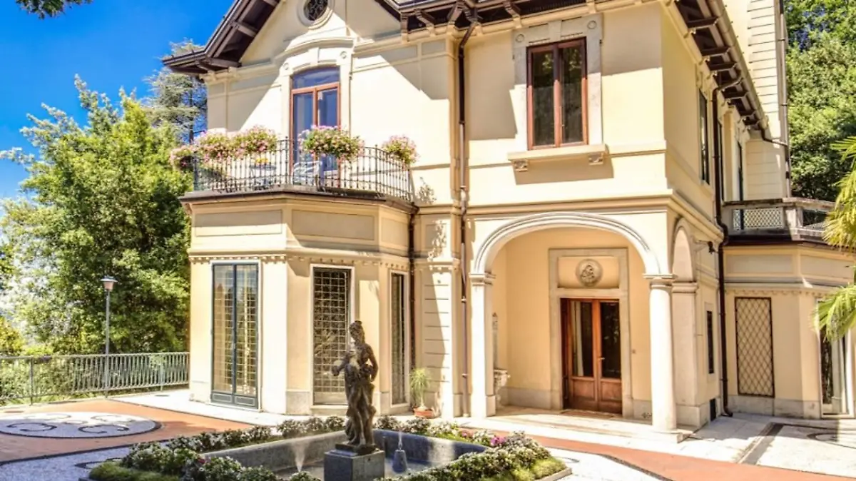 Die Statue vor der Villa Alceo.