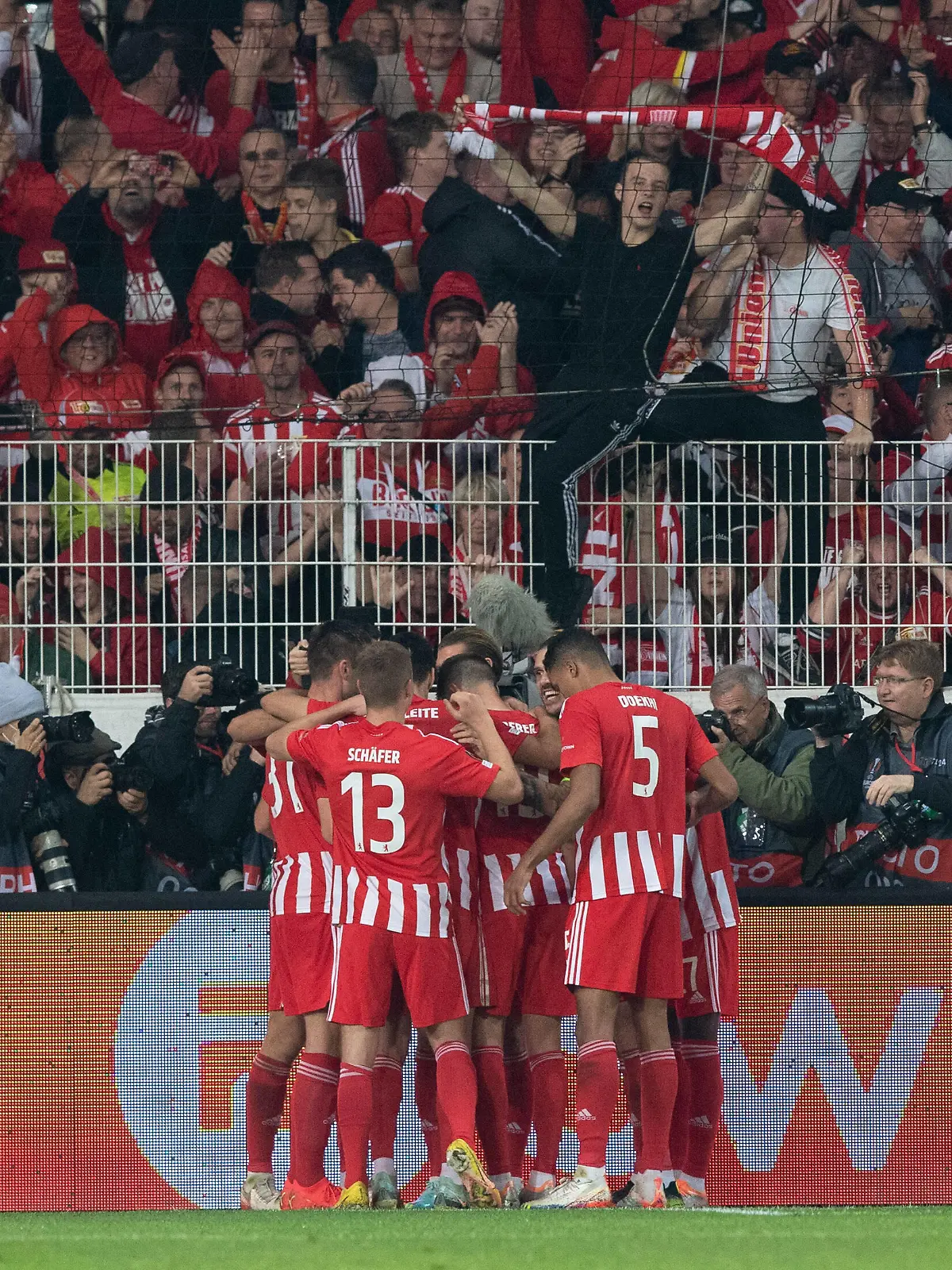 Fussball, Herren, Saison 2022/2023, Europa League Gruppenphase, Gruppe D, 5. Spieltag, 1. FC Union Berlin - SC Braga, Union jubelt nach Tor zum 1:0 durch Robin Knoche 1. FC Union Berlin, 27.10. 2022, *** Football, Men, 2022 2023 season, Europa League group stage, Group D, Matchday 5 , 1 FC Union Berlin SC Braga, Union cheers after goal to 1 0 by Robin Knoche 1 FC Union Berlin , 27 10 2022, Copyright: xSebastianxRäppold/MatthiasxKochx 