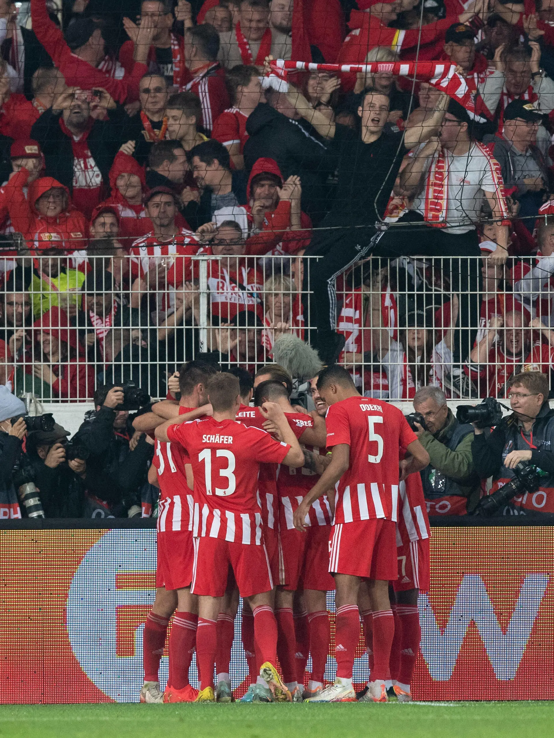 Fussball, Herren, Saison 2022/2023, Europa League Gruppenphase, Gruppe D, 5. Spieltag, 1. FC Union Berlin - SC Braga, Union jubelt nach Tor zum 1:0 durch Robin Knoche 1. FC Union Berlin, 27.10. 2022, *** Football, Men, 2022 2023 season, Europa League group stage, Group D, Matchday 5 , 1 FC Union Berlin SC Braga, Union cheers after goal to 1 0 by Robin Knoche 1 FC Union Berlin , 27 10 2022, Copyright: xSebastianxRäppold/MatthiasxKochx 
