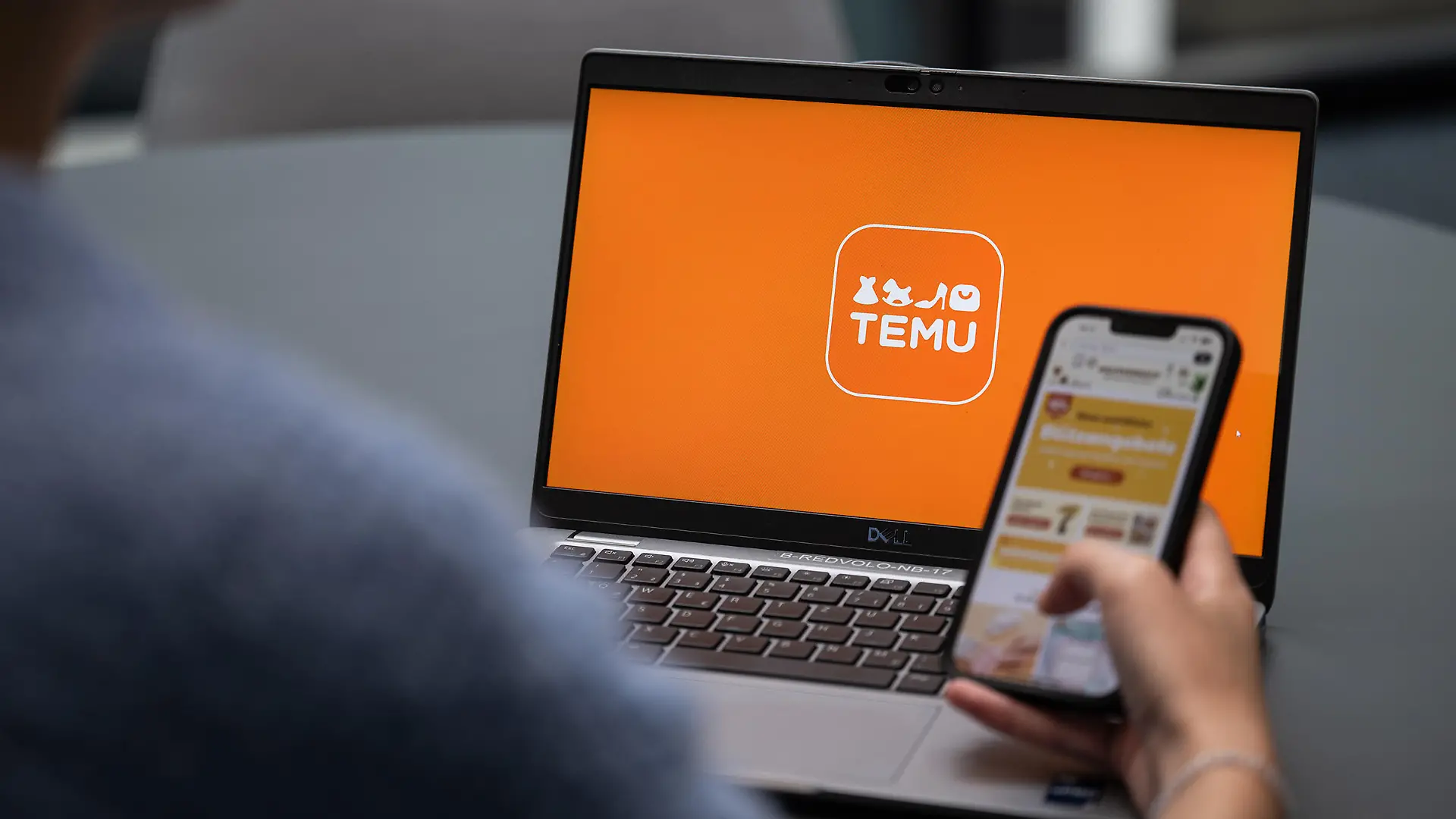 Blick auf einen Laptop mit dem Logo der App Temu (gestellte Szene). Mit seinen Billigangeboten schwimmt der Online-Marktplatz aus China in Deutschland auf einer Erfolgswelle. Keine andere App wird derzeit öfter heruntergeladen. (zu dpa: «Billig-App Temu »)