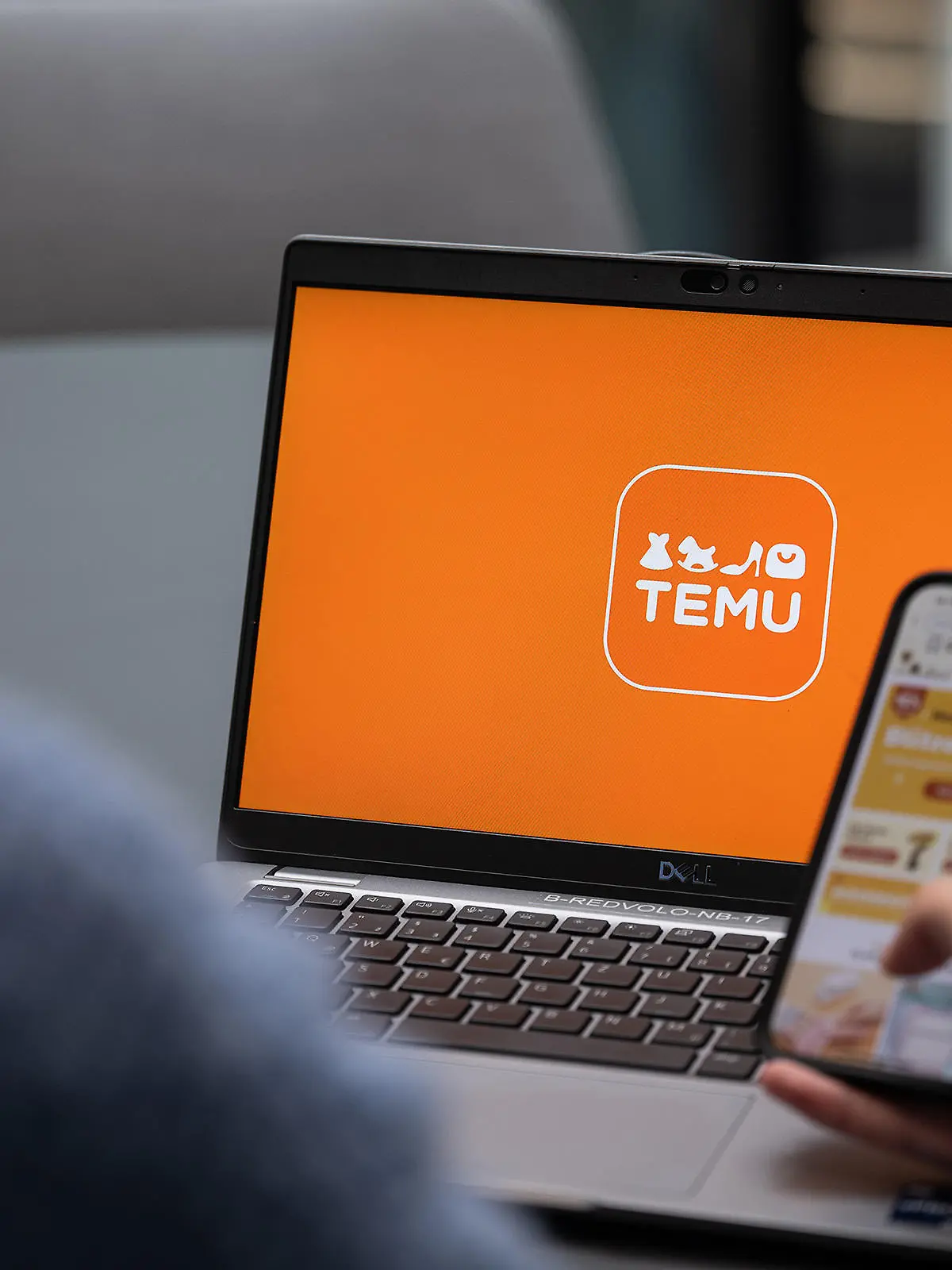 Blick auf einen Laptop mit dem Logo der App Temu (gestellte Szene). Mit seinen Billigangeboten schwimmt der Online-Marktplatz aus China in Deutschland auf einer Erfolgswelle. Keine andere App wird derzeit öfter heruntergeladen. (zu dpa: «Billig-App Temu »)
