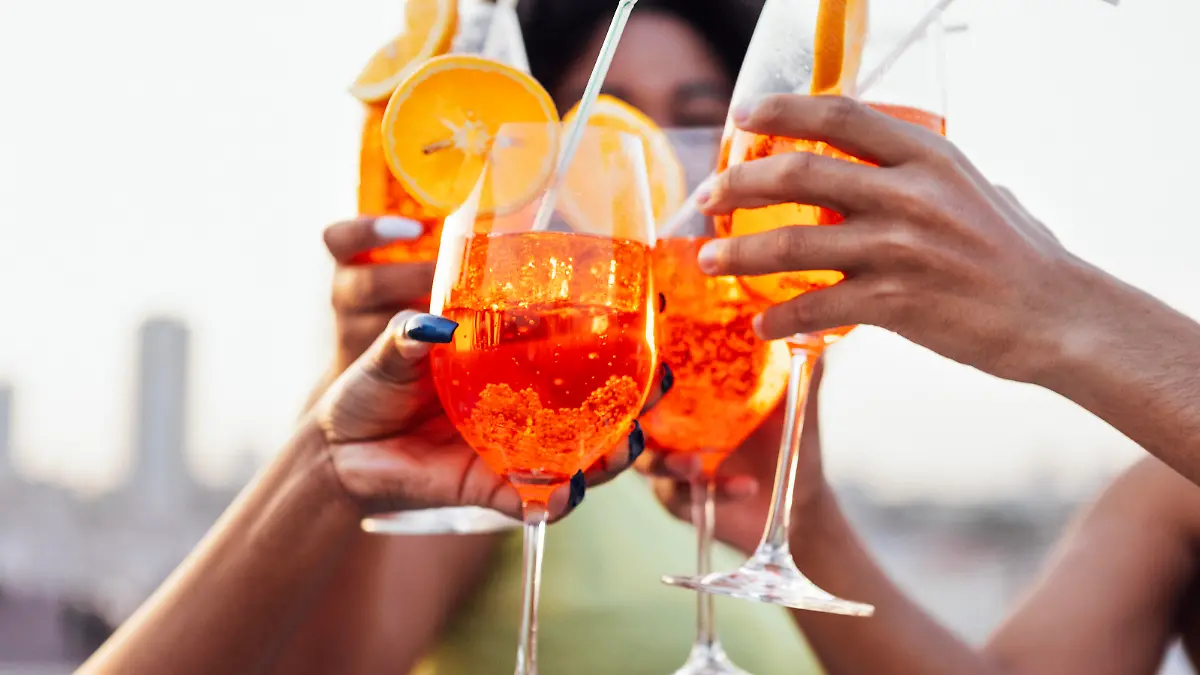 Es wird mit einem Glas Aperol Spritz angestoßen.