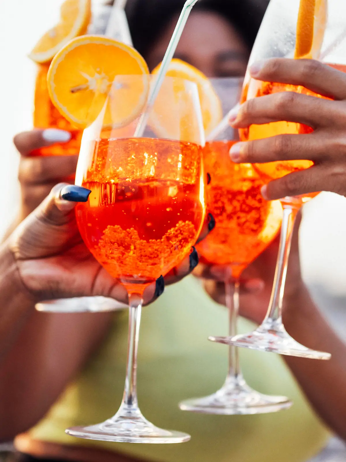 Es wird mit einem Glas Aperol Spritz angestoßen.