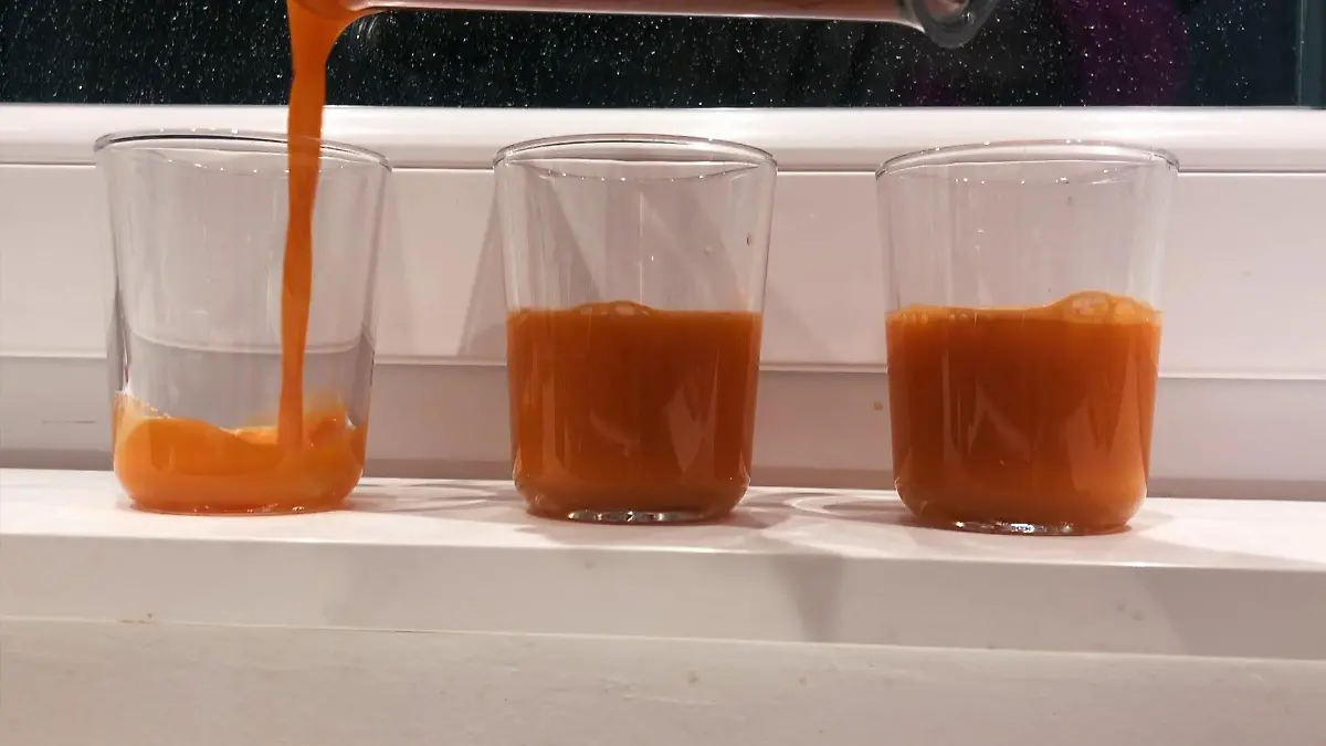 Abfüllung des Apfel-Karotten-Saftes in drei Gläser