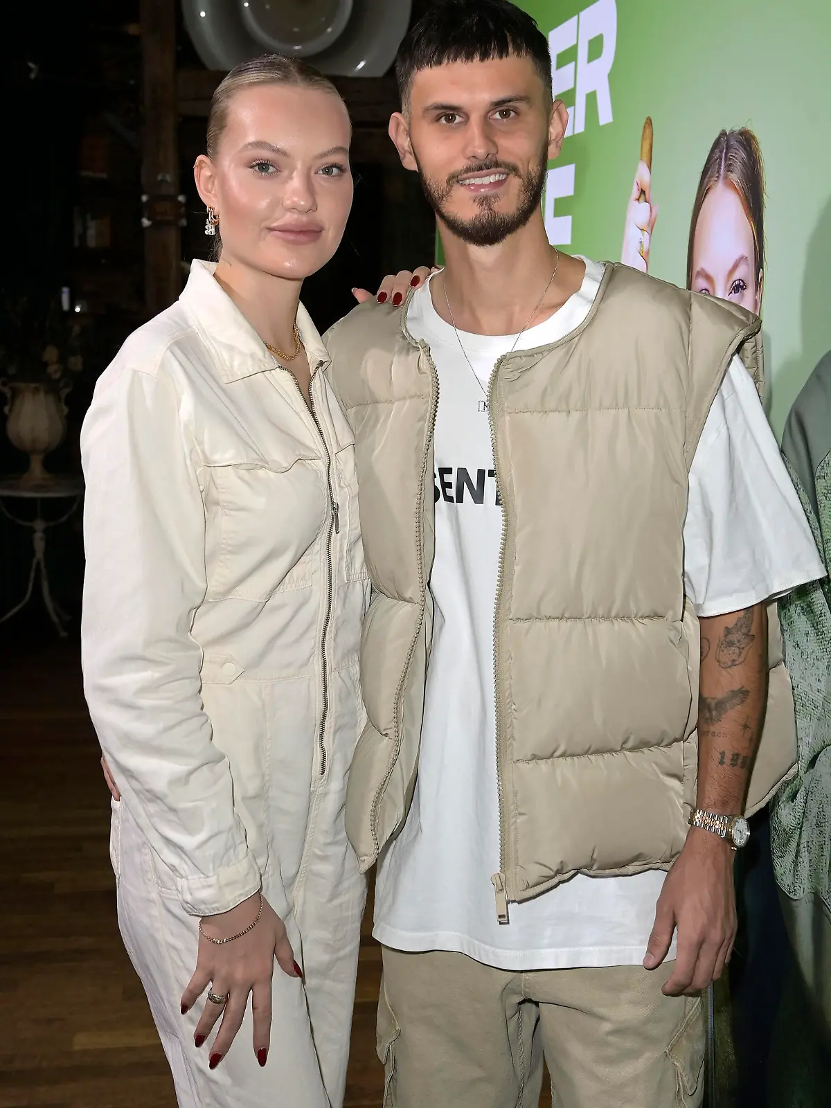 Cheyenne Ochsenknecht und Ehemann Nino Sifkovits beim Fototermin der Sky OriginalReality-Dokumentation 'Unser Hof - Mit Cheyenne und Nino' im Old Smithy's Dizzle. Berlin, 21.11.2023
