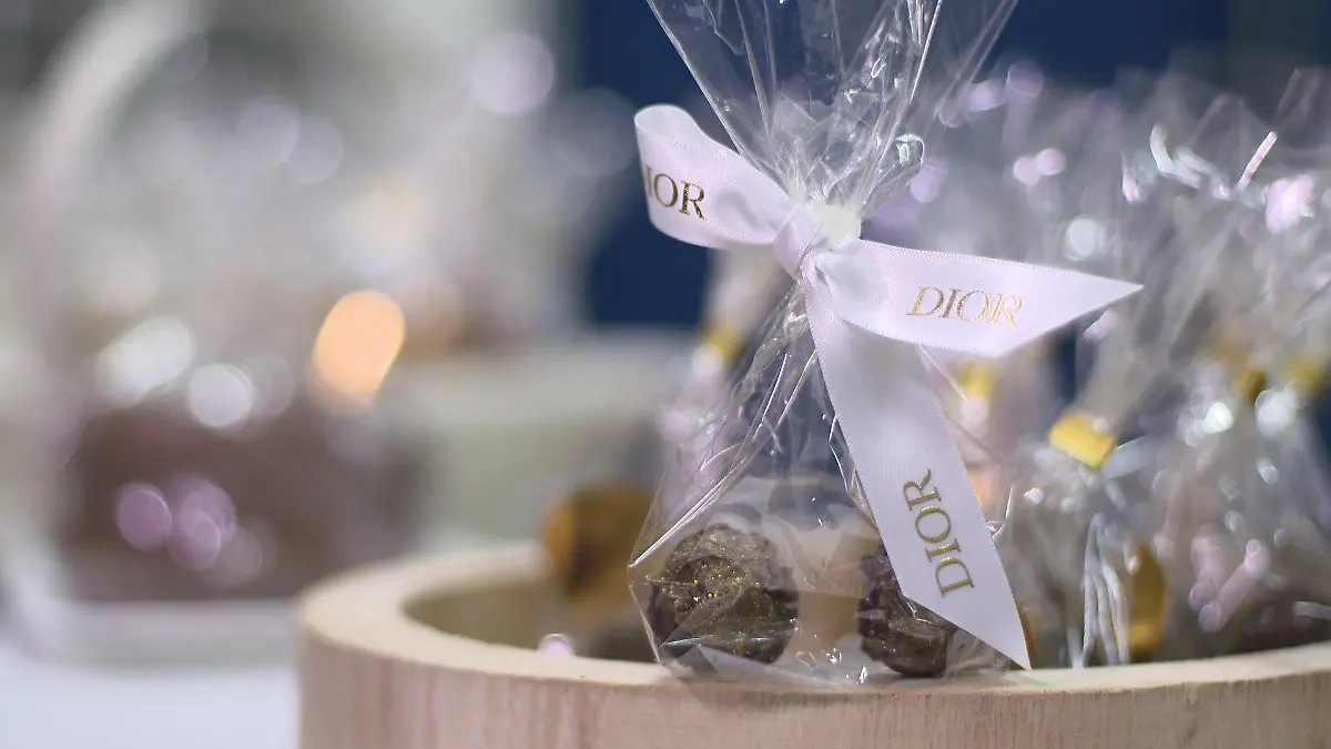 Diese kleine Tüte soll Kunden und Kundinnen von Dior glücklich machen.