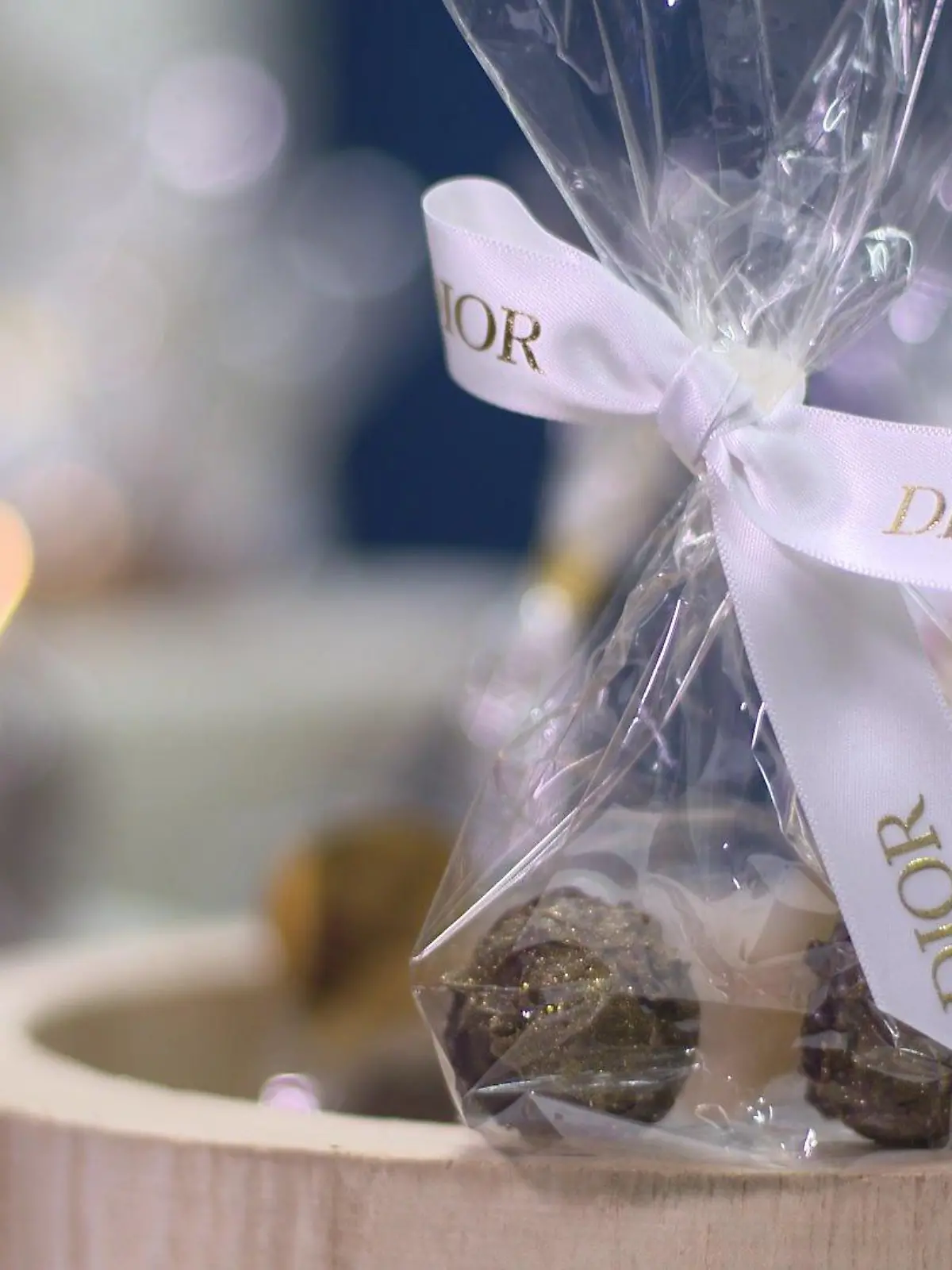 Diese kleine Tüte soll Kunden und Kundinnen von Dior glücklich machen.