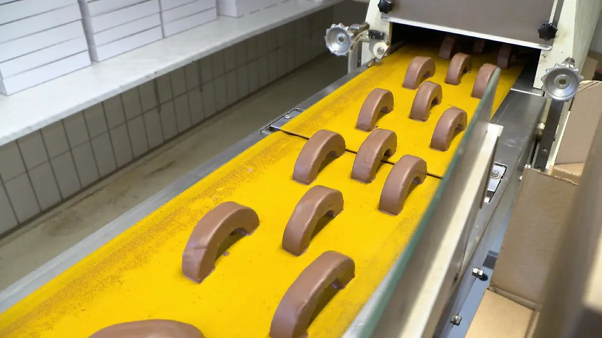 Die Baumkuchenbögen gibt es in dunkler und heller Schokolade.