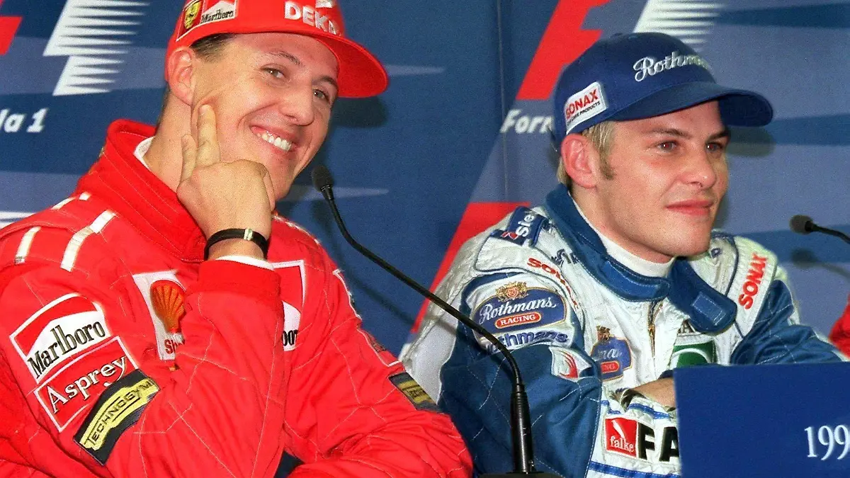 Das Archivbild vom 11.10.1997 zeigt den deutschen Formel-1-Piloten Michael Schumacher (l/Ferrari.) und seinen kanadischen Kontrahenten Jacques Villeneuve (Williams-Renault) bei einer Pressekonferenz nach dem Qualifikationstraining zum Großen Preis von Japan auf der Rennstrecke von Suzuka. Am kommenden Sonntag (26.10.1997) fällt im spanischen Jerez die Entscheidung über die Weltmeisterschaft. Nach seinem Sieg in Suzuka liegt Schumacher einen Punkt vor Villeneuve. dpa COLORplus