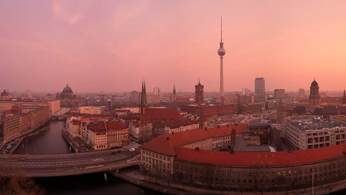  Eine besondere Lichtstimmung färbt den Himmel über Berlin mit dem Sonnenaufgang ein. 17.03.2022, Berlin, GER - Eine besondere Lichtstimmung färbt den Himmel über Berlin mit dem Sonnenaufgang ein., Berlin Berlin Deutschland, DEU Berlin, Saharastaub *** A special mood of light colors the sky over Berlin with the sunrise 17 03 2022, Berlin, GER A special mood of light colors the sky over Berlin with the sunrise , Berlin Berlin Germany, DEU Berlin, Sahara Dust