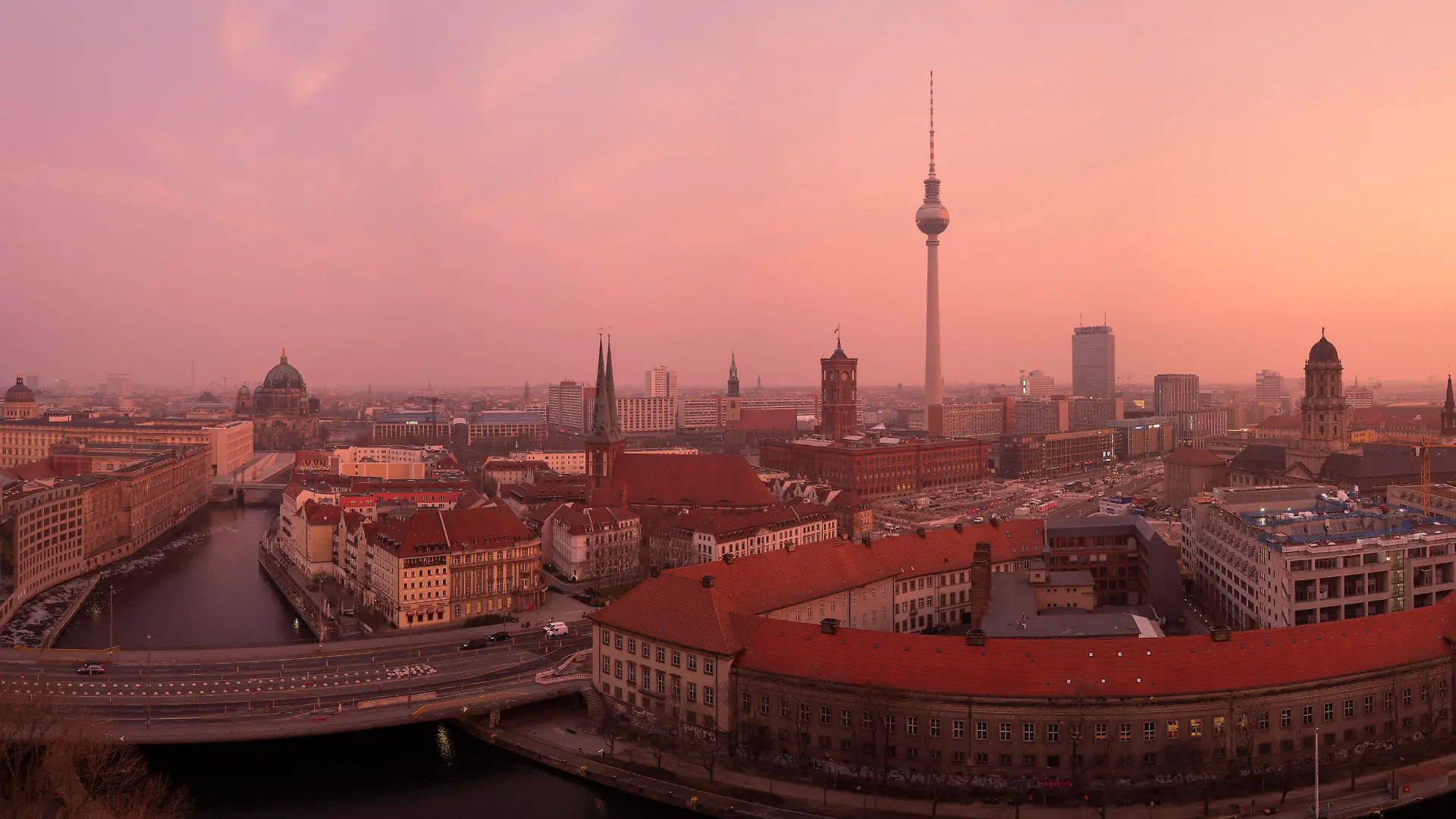Eine besondere Lichtstimmung färbt den Himmel über Berlin mit dem Sonnenaufgang ein. 17.03.2022, Berlin, GER - Eine besondere Lichtstimmung färbt den Himmel über Berlin mit dem Sonnenaufgang ein., Berlin Berlin Deutschland, DEU Berlin, Saharastaub *** A special mood of light colors the sky over Berlin with the sunrise 17 03 2022, Berlin, GER A special mood of light colors the sky over Berlin with the sunrise , Berlin Berlin Germany, DEU Berlin, Sahara Dust