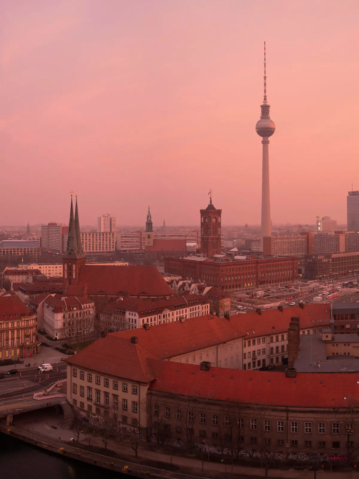  Eine besondere Lichtstimmung färbt den Himmel über Berlin mit dem Sonnenaufgang ein. 17.03.2022, Berlin, GER - Eine besondere Lichtstimmung färbt den Himmel über Berlin mit dem Sonnenaufgang ein., Berlin Berlin Deutschland, DEU Berlin, Saharastaub *** A special mood of light colors the sky over Berlin with the sunrise 17 03 2022, Berlin, GER A special mood of light colors the sky over Berlin with the sunrise , Berlin Berlin Germany, DEU Berlin, Sahara Dust