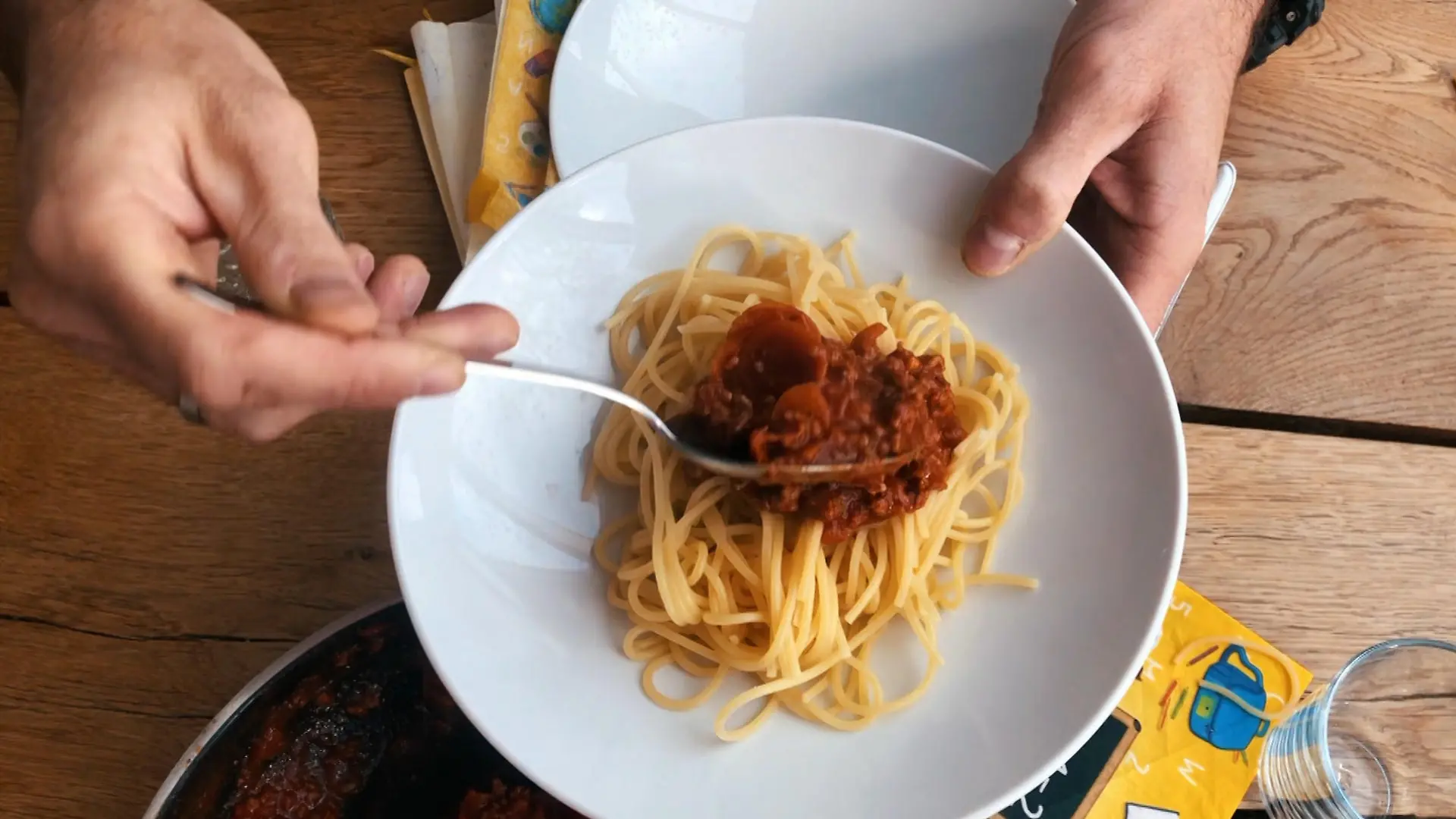 Ein Teller mit Spaghetti Bolognese