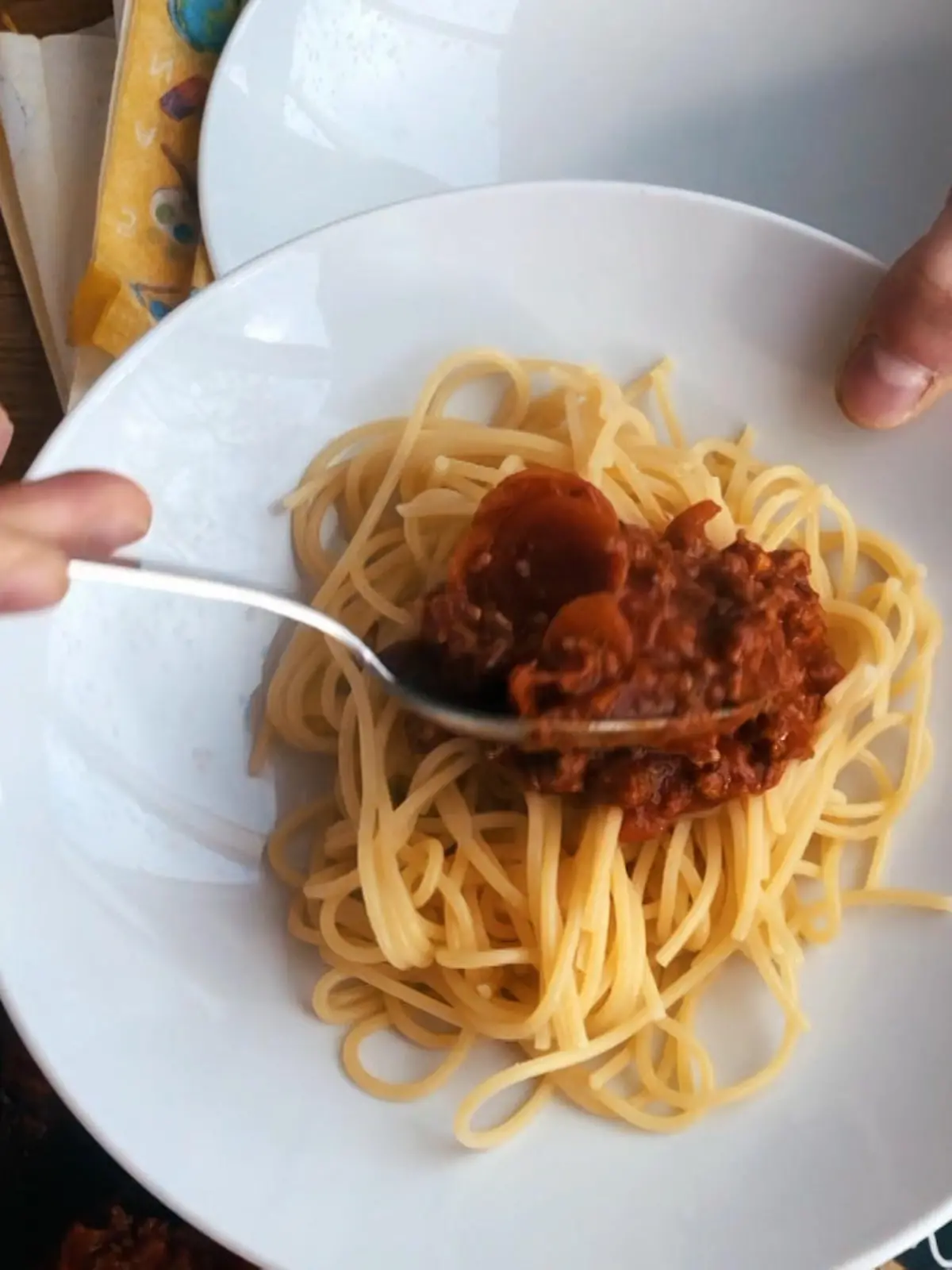 Ein Teller mit Spaghetti Bolognese