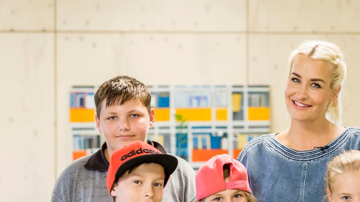 Sängerin Sarah Connor ist Patin der Stiftung 'RTL - Wir helfen Kindern' und kämpft gegen Kinderarmut in Deutschland. Sie setzt sich mit Hilfe von Spenden der RTL-Zuschauer für die Weiterführung der von der Caritas betriebenen RTL-Kinderhäuser ein. In Berlin besuchte sie ein RTL-Kinderhaus und verbrachte einen Tag mit den Kindern vor Ort.