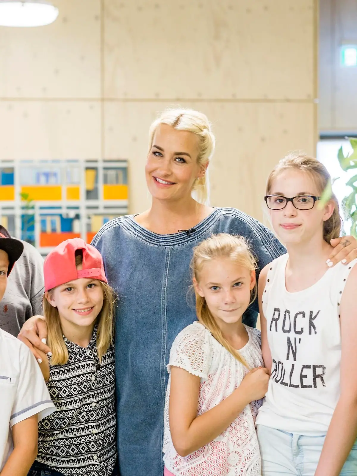Sängerin Sarah Connor ist Patin der Stiftung 'RTL - Wir helfen Kindern' und kämpft gegen Kinderarmut in Deutschland. Sie setzt sich mit Hilfe von Spenden der RTL-Zuschauer für die  Weiterführung der von der Caritas betriebenen RTL-Kinderhäuser ein. In Berlin besuchte sie ein RTL-Kinderhaus und verbrachte einen Tag mit den Kindern vor Ort.