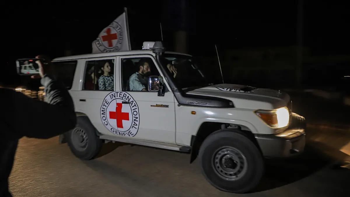 (231126) -- GAZA, Nov. 26, 2023 (action press/action press/Xinhua) -- Staff members of the Red Cross transfer released hostages to the Rafah crossing in the southern Gaza Strip, on Nov. 25, 2023. The Palestinian Islamic Resistance Movement (Hamas) said in a statement late Saturday that it had handed over the second group of Israeli and foreign hostages to the Red Cross. (Photo by Rizek Abdeljawad/action press/action press/Xinhua) / action press