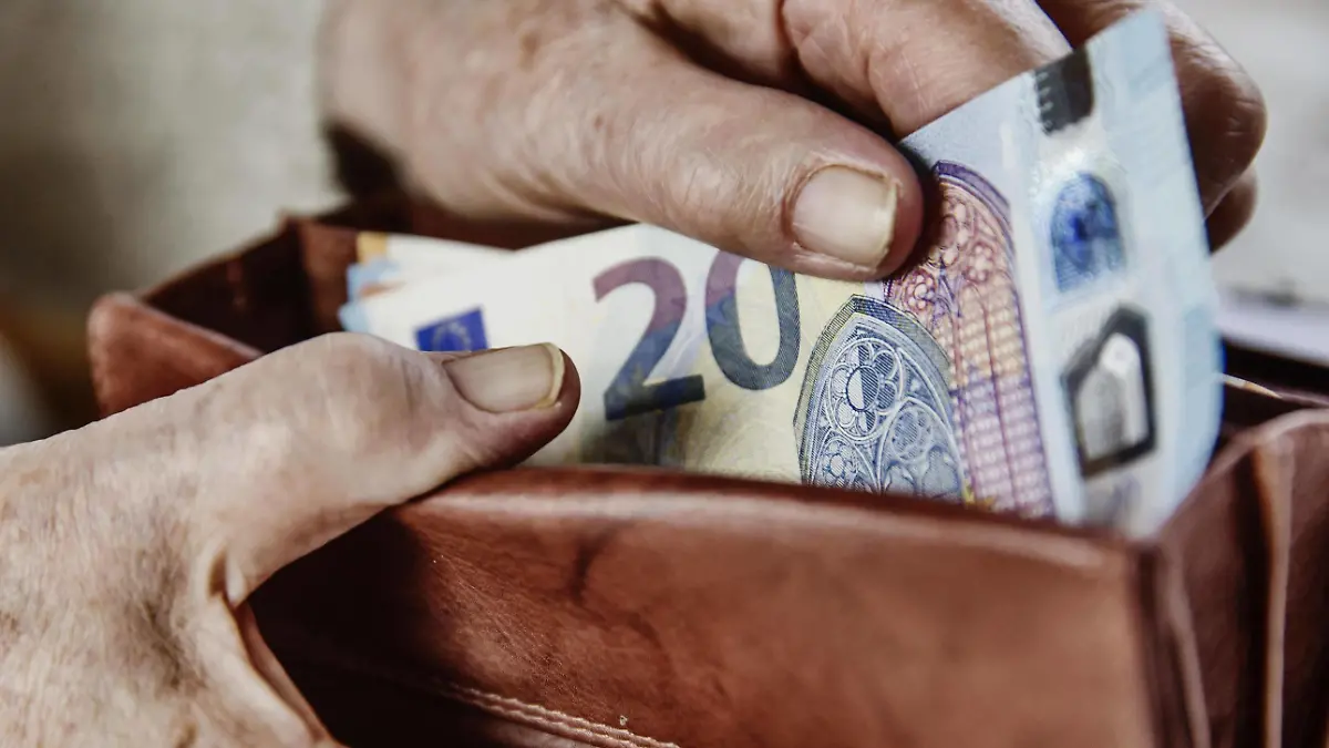  Seniorin zieht einen 20 Euro Schein aus ihrem Portemonnaie, Deutschland, Europa *** A 20 Euro Bill citizen pulls out her wallet Germany Europe Copyright: imageBROKER/JanxTepass ibxjte04634737.jpg Bitte beachten Sie die gesetzlichen Bestimmungen des deutschen Urheberrechtes hinsichtlich der Namensnennung des Fotografen im direkten Umfeld der Veröffentlichung!