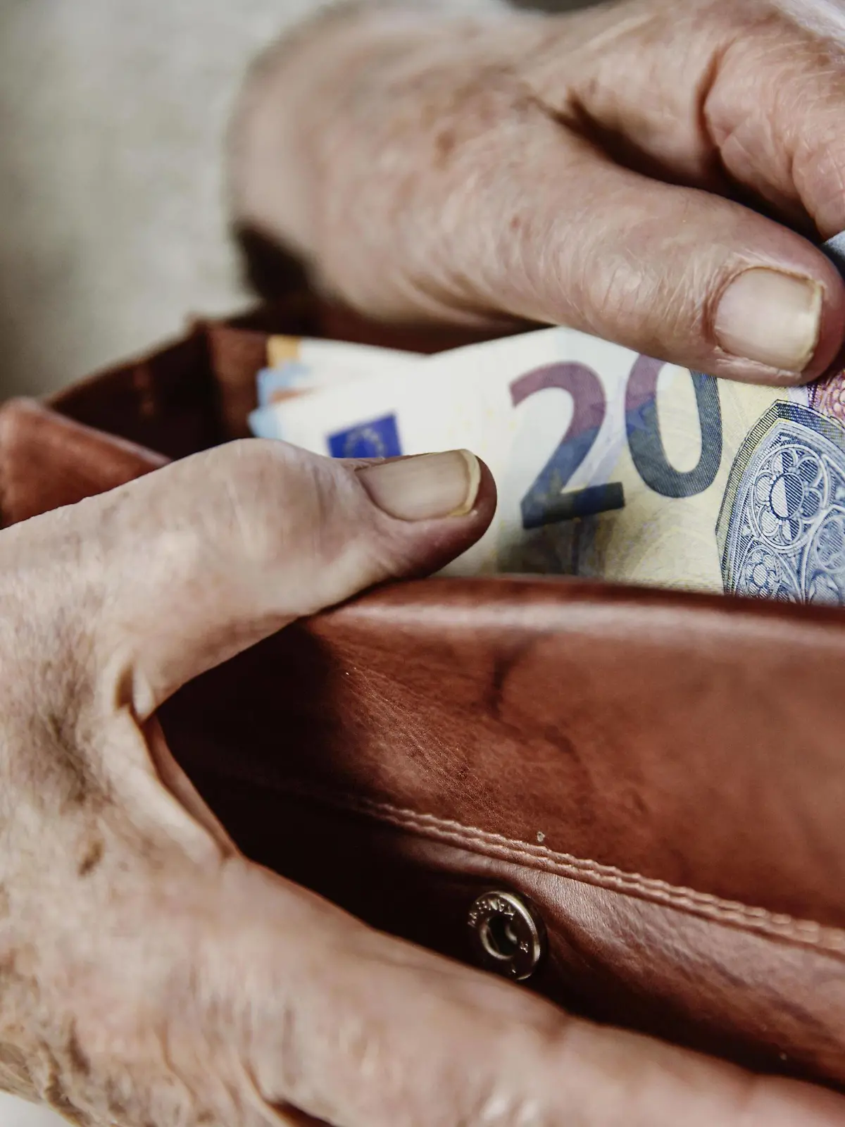  Seniorin zieht einen 20 Euro Schein aus ihrem Portemonnaie, Deutschland, Europa *** A 20 Euro Bill citizen pulls out her wallet Germany Europe Copyright: imageBROKER/JanxTepass ibxjte04634737.jpg Bitte beachten Sie die gesetzlichen Bestimmungen des deutschen Urheberrechtes hinsichtlich der Namensnennung des Fotografen im direkten Umfeld der Veröffentlichung!