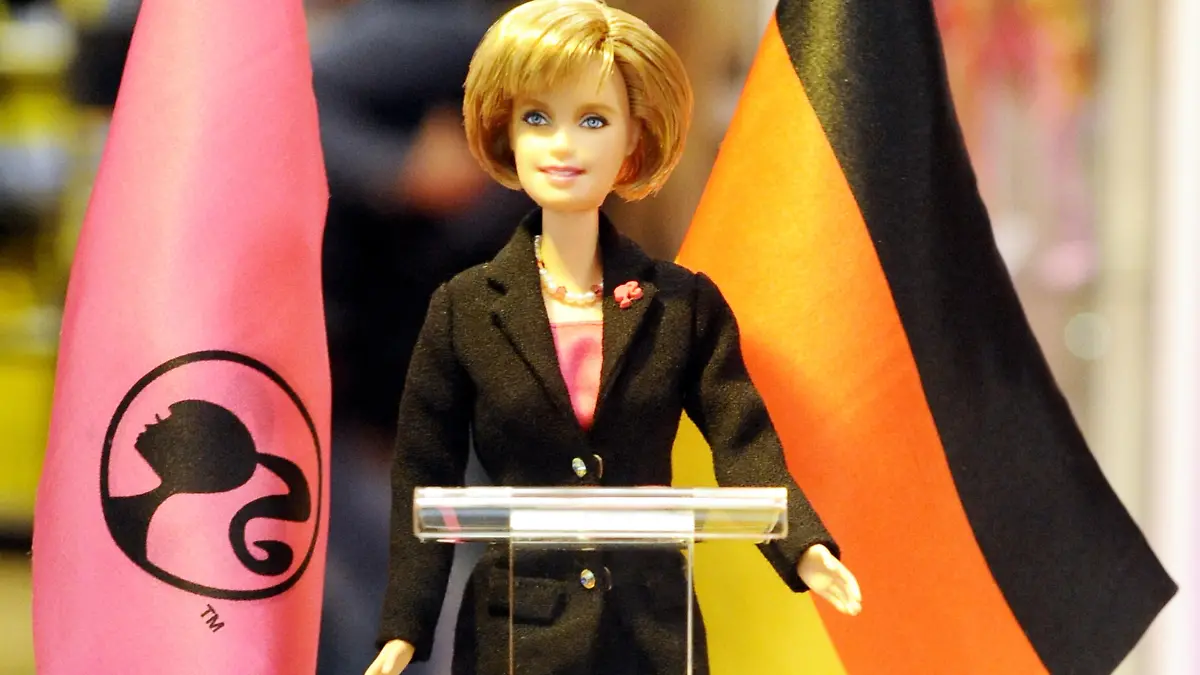 Eine der Bundeskanzlerin Angela Merkel nachempfundene Barbie-Puppe des Spielwarenherstellers Mattel ist am Montag (09.03.2009) in einem Kaufhaus (Karstadt) in Hamburg zu sehen. Die Puppenserie Barbie kam am 9. März 1959 auf den Markt. Die «Ehrenbarbie» trägt einen schwarzen Hosenanzug, Merkels typische Frisur und steht hinter einem Rednerpult. Außerdem hat die 29,2 Zentimeter große Sonderanfertigung eine Model-Figur mit langen Beinen und einer Wespentaille. Die «Ehrenbarbie gibt es weltweit nur ein Mal», so eine Sprecherin des amerikanischen Herstellers. Foto: Maurizio Gambarini dpa/lno +++(c) dpa - Report+++