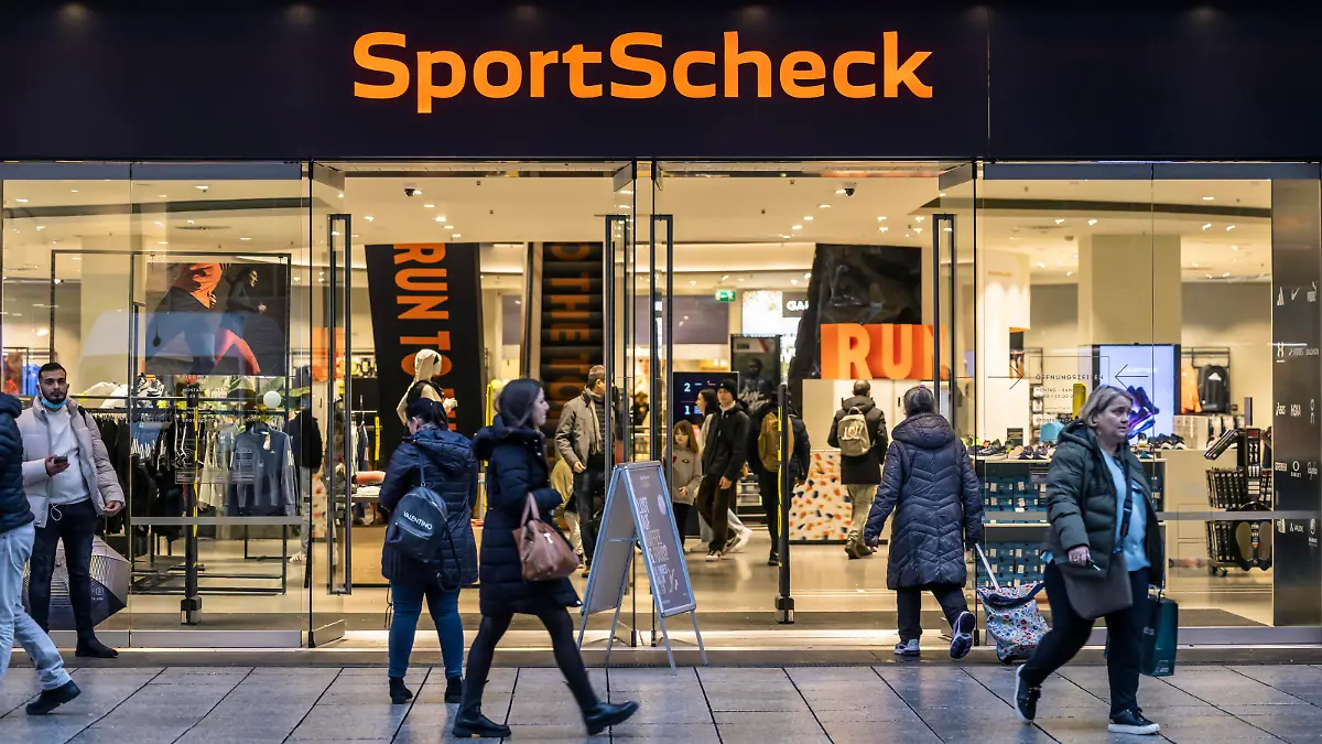 Sport Scheck. Ladengeschäft in Stuttgart. // 23.12.2022: DEU, Stuttgart, Baden-Württemberg, Deutschland. *** Sport Scheck store in Stuttgart 23 12 2022 DEU, Stuttgart, Baden Württemberg, Germany 