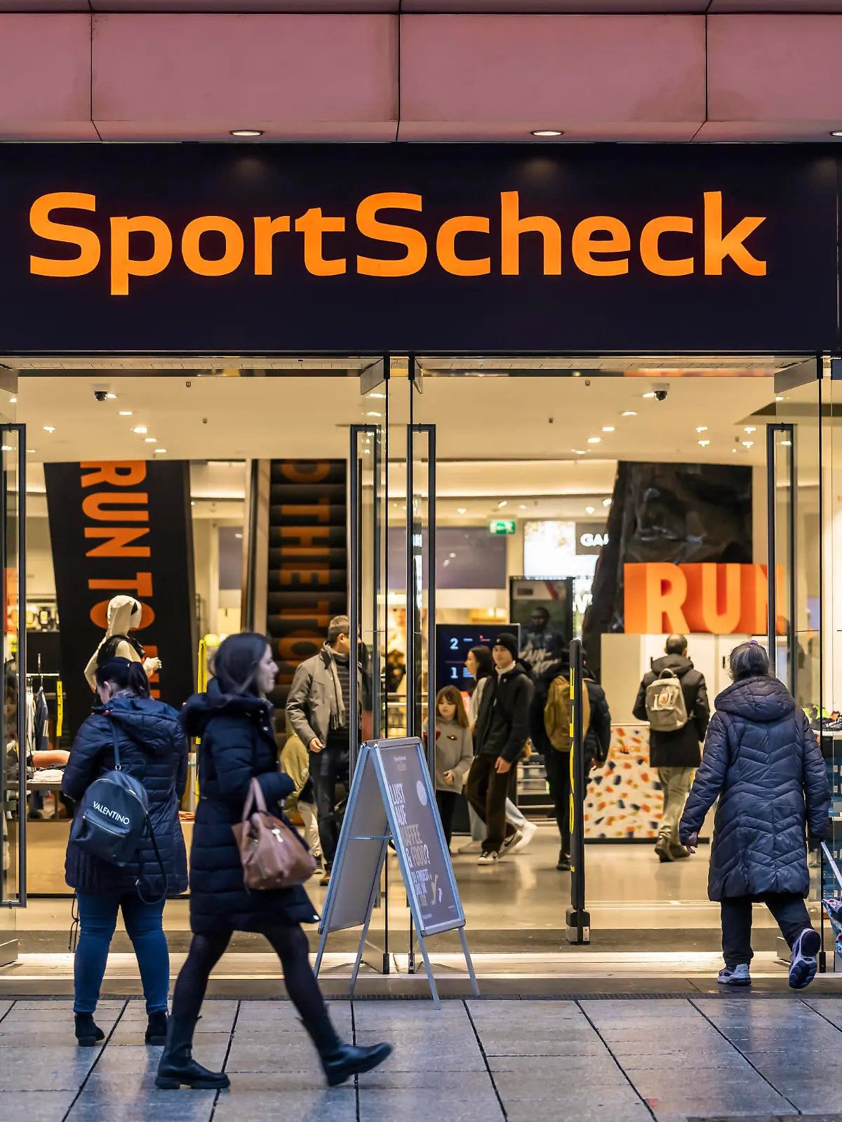 Sport Scheck. Ladengeschäft in Stuttgart. // 23.12.2022: DEU, Stuttgart, Baden-Württemberg, Deutschland. *** Sport Scheck store in Stuttgart 23 12 2022 DEU, Stuttgart, Baden Württemberg, Germany 