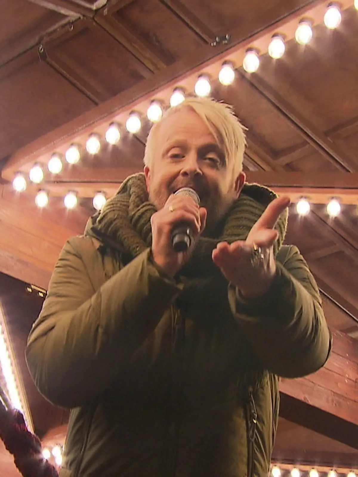Ross Antony ist heute einer der erfolgreichsten Schlagersänger in Deutschland. Er und sein Ehemann Paul Reeves eröffnen den Frankfurter Weihnachtsmarkt, den sie auch privat schätzen. Eine bunte X-Mas-Party, die aber auch ihre besinnlichen Momente hat – im Video.