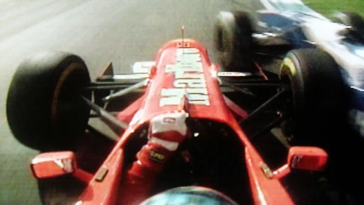 ARCHIV - Das Fernsehbild des Senders RTL zeigt aus der Sicht der Bordkamera des deutschen Formel 1-Rennfahrers Michael Schumacher (l) den Rempler gegen seinen direkten Konkurrenten Jaques Villeneuve (r) im spanischen Jerez beim letzten Rennen der Saison um die Weltmeisterschaft (Archivfoto vom 26.10.1997). Da Villeneuve trotz der Attacke Schumachers weiterfahren konnte, der Kerpener aber vorzeitig ausfiel, wurde der Kanadier erstmals Weltmeister. Am kommenden Sonntag (22.10.2006) beim Grand Prix im brasilianischen Sao Paulo, dem Saisonfinale, fährt Michael Schumacher sein letztes Formel-1-Rennen und beendet danach seine Karriere als Formel-1-Fahrer. +++(c) dpa - Bildfunk+++