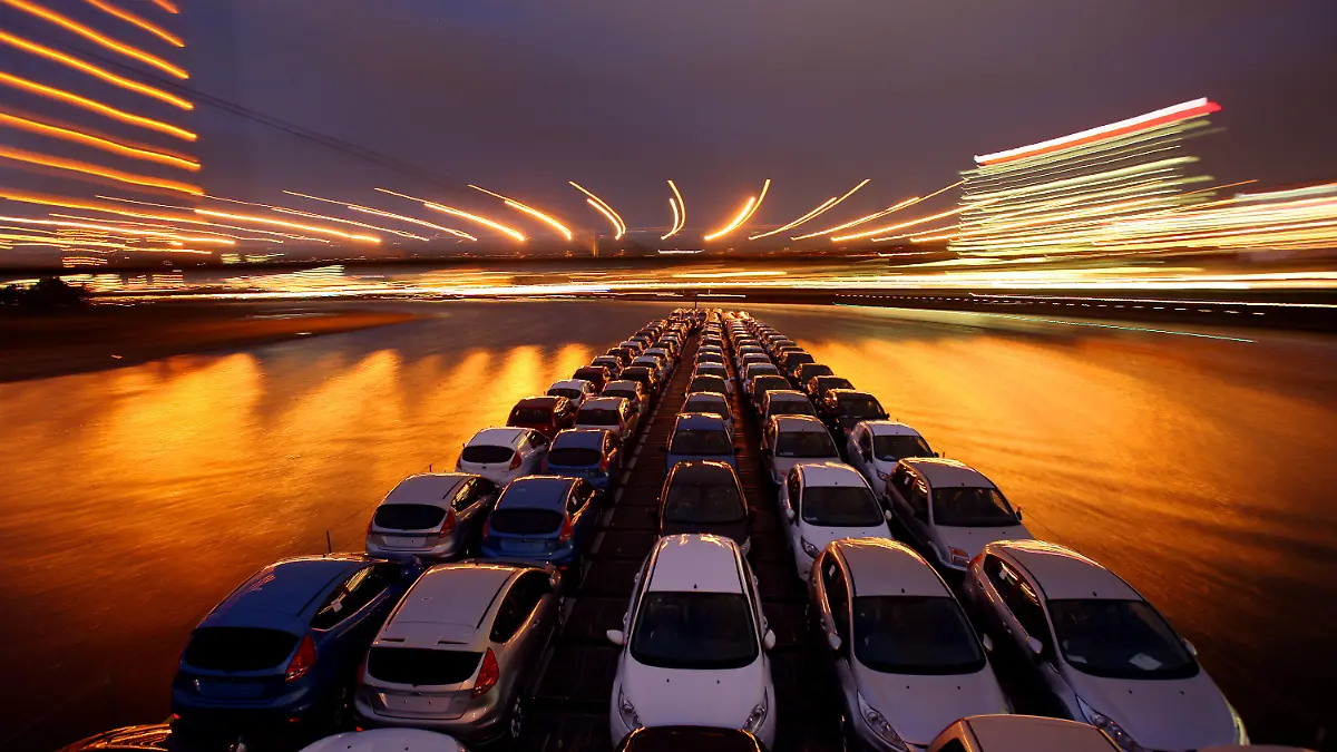 ARCHIV - Neuwagen des Typs Ford-Fiesta und Fusion, die in Köln produziert wurden, werden am 10.09.2009 auf einem Binnenschiff über den Rhein in Düsseldorf gefahren. Die deutsche Wirtschaft dürfte kraftvoll ins Jahr 2011 gestartet sein. Volkswirte erwarten ein Plus der Wirtschaftsleistung von bis zu einem Prozent im Vergleich zum Vorquartal. Die genauen Daten zur Entwicklung des Bruttoinlandsprodukts (BIP) gibt das Statistische Bundesamt am Freitag (13.05.2011) in Wiesbaden bekannt. Foto: Oliver Berg dpa/lnw  +++(c) dpa - Bildfunk+++