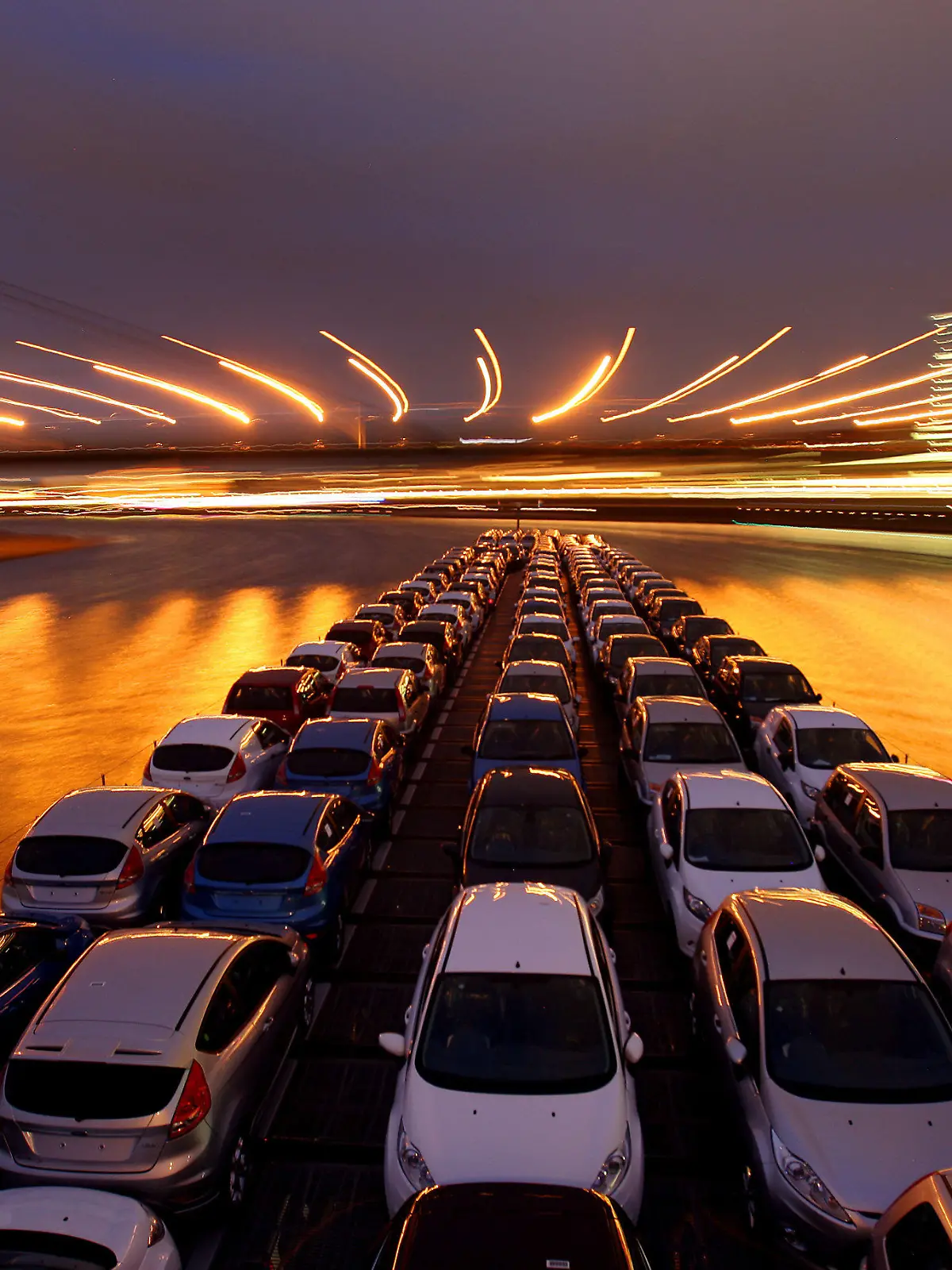 ARCHIV - Neuwagen des Typs Ford-Fiesta und Fusion, die in Köln produziert wurden, werden am 10.09.2009 auf einem Binnenschiff über den Rhein in Düsseldorf gefahren. Die deutsche Wirtschaft dürfte kraftvoll ins Jahr 2011 gestartet sein. Volkswirte erwarten ein Plus der Wirtschaftsleistung von bis zu einem Prozent im Vergleich zum Vorquartal. Die genauen Daten zur Entwicklung des Bruttoinlandsprodukts (BIP) gibt das Statistische Bundesamt am Freitag (13.05.2011) in Wiesbaden bekannt. Foto: Oliver Berg dpa/lnw  +++(c) dpa - Bildfunk+++