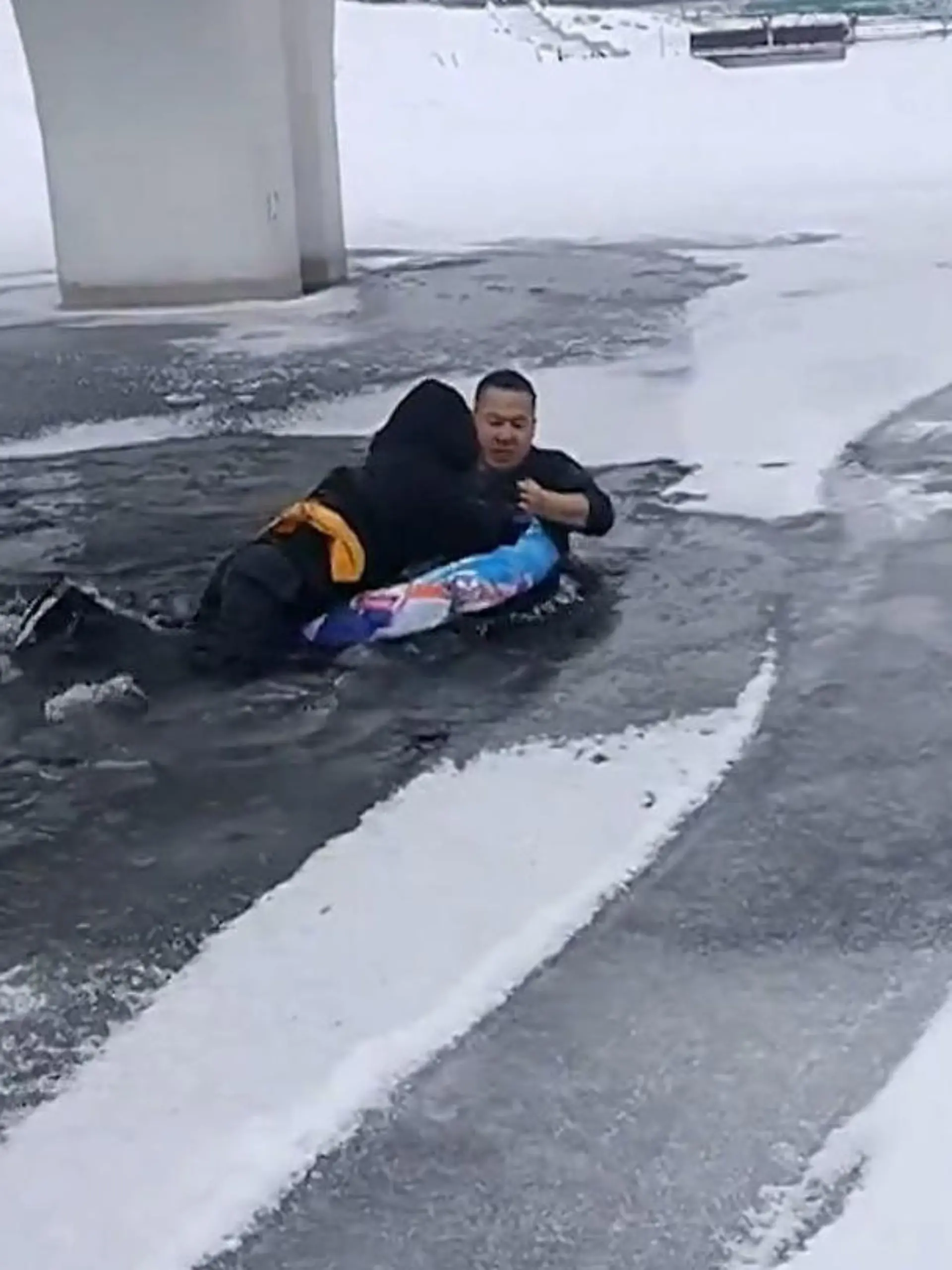 Ein kleiner Junge, der auf der gefrorenen Oberfläche des Lanpo-Sees spielt, bricht plätzlich durch das Eis  ins eiskalte Wasser ein. Wie durch ein Wunder springt ein mutiger ehemaliger Soldat, Yu Wenming, der zuvor 16 Jahre in der Armee gedient hatte, ohne zu zögern in das eisige Wasser und riskierte sein eigenes Leben, um den Jungen zu retten. Die dramatische Rettung im Video!