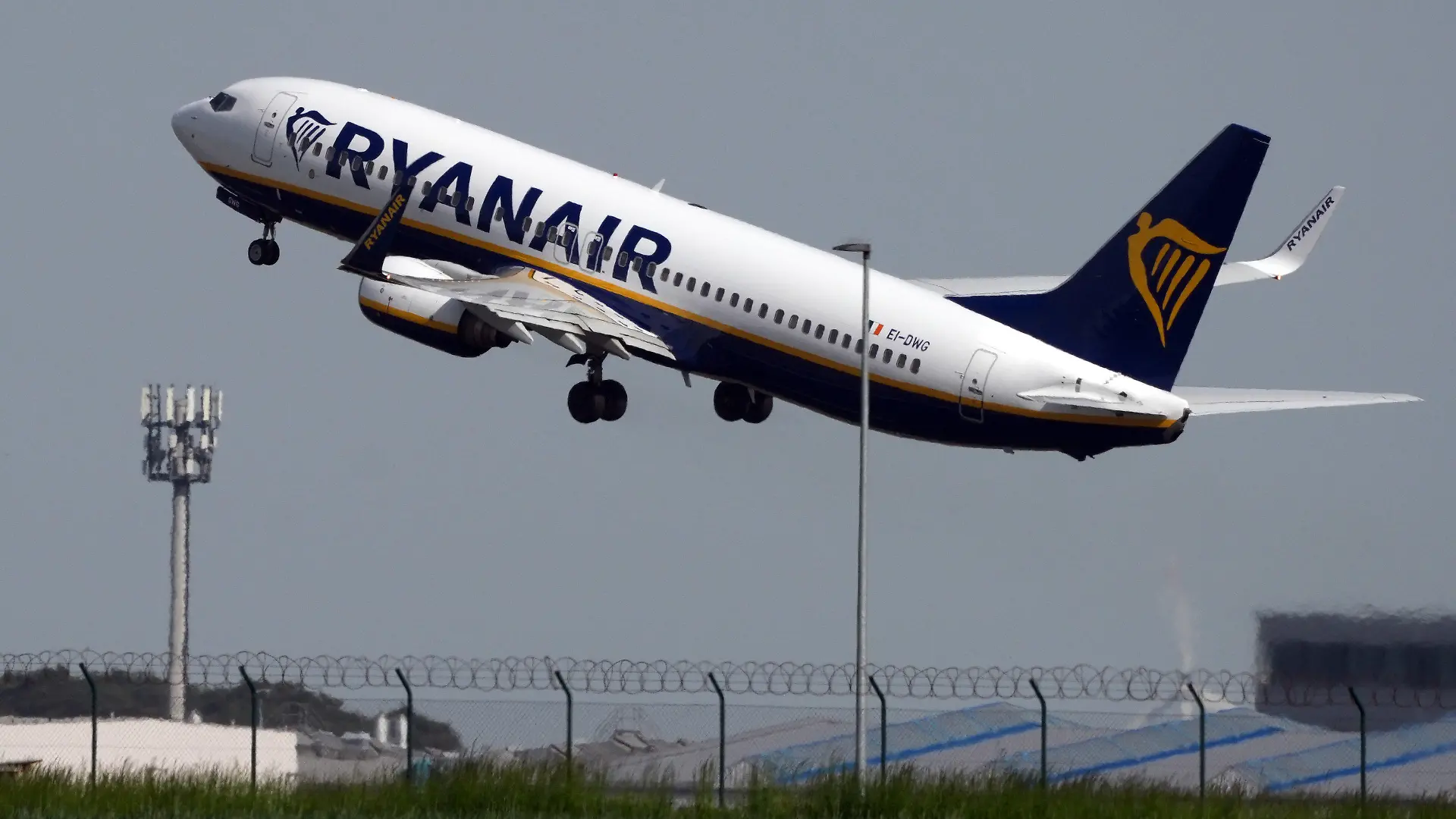 ARCHIV - 22.05.2023, Berlin, Schönefeld: Eine Boeing 737 der Fluggesellschaft Ryanair startet hinter einer grünen Wiese vom Flughafen Berlin Brandenburg (BER) «Willy Brandt». (zu dpa «Ryanair erwartet Gewinnsprung und plant regelmäßige Dividenden») Foto: Soeren Stache/dpa +++ dpa-Bildfunk +++