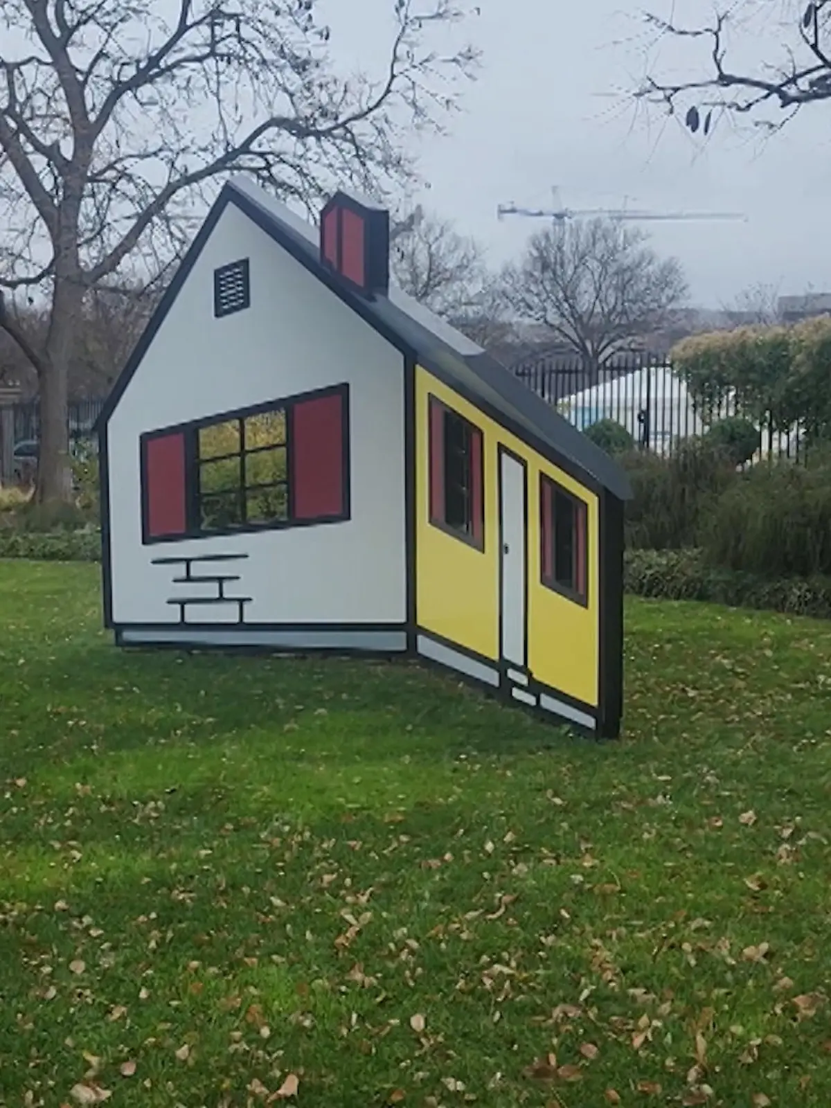 In Washington D.C. gibt es eine Outdoor-Ausstellung rund um Illusionen. Und wer an diesem Haus vorbeigeht, der könnte glatt meinen, dass die Wände schrumpfen!