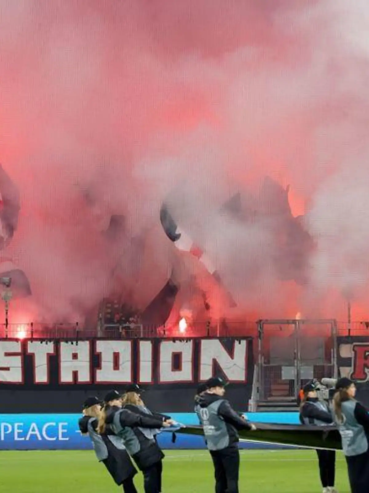 Frankfurt-Fans zündeten vor der Europa-League-Partie gegen PAOK ein paar bengalische Feuer und schwenkten zahlreiche Fahnen in den Vereinsfarben.