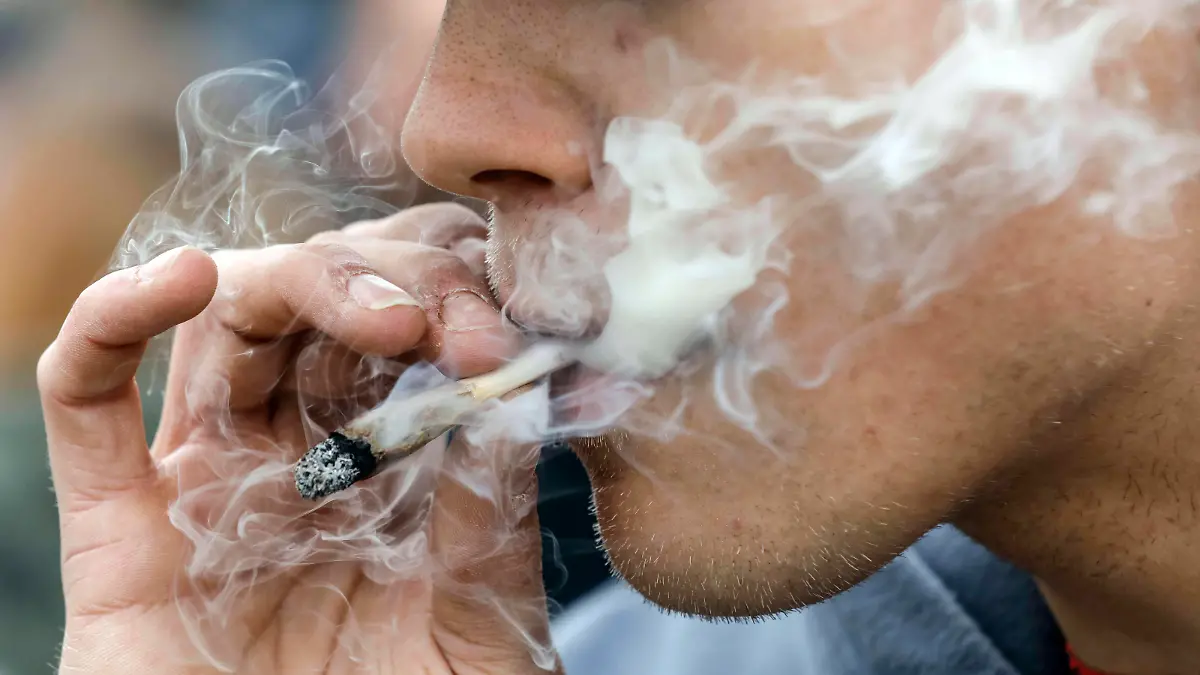 Cannabis Demo Berlin, 22.04.2020 - Eine Mann raucht einen Joint waehrend einer Demonstration am 20.04, dem weltweiten Aktionstag fuer den legalen Marihuana-Konsum. Die Demonstranten fordern eine Legalisierung und sofortige Entkriminalisierung von Cannabis Konsumenten in Deutschland. Berlin Berlin Deutschland *** Cannabis Demo Berlin, 22 04 2020 A man smokes a joint during a demonstration on 20 04, the worldwide day of action for legal marijuana use The demonstrators demand legalization and immediate decriminalization of cannabis users in Germany Berlin Berlin Germany