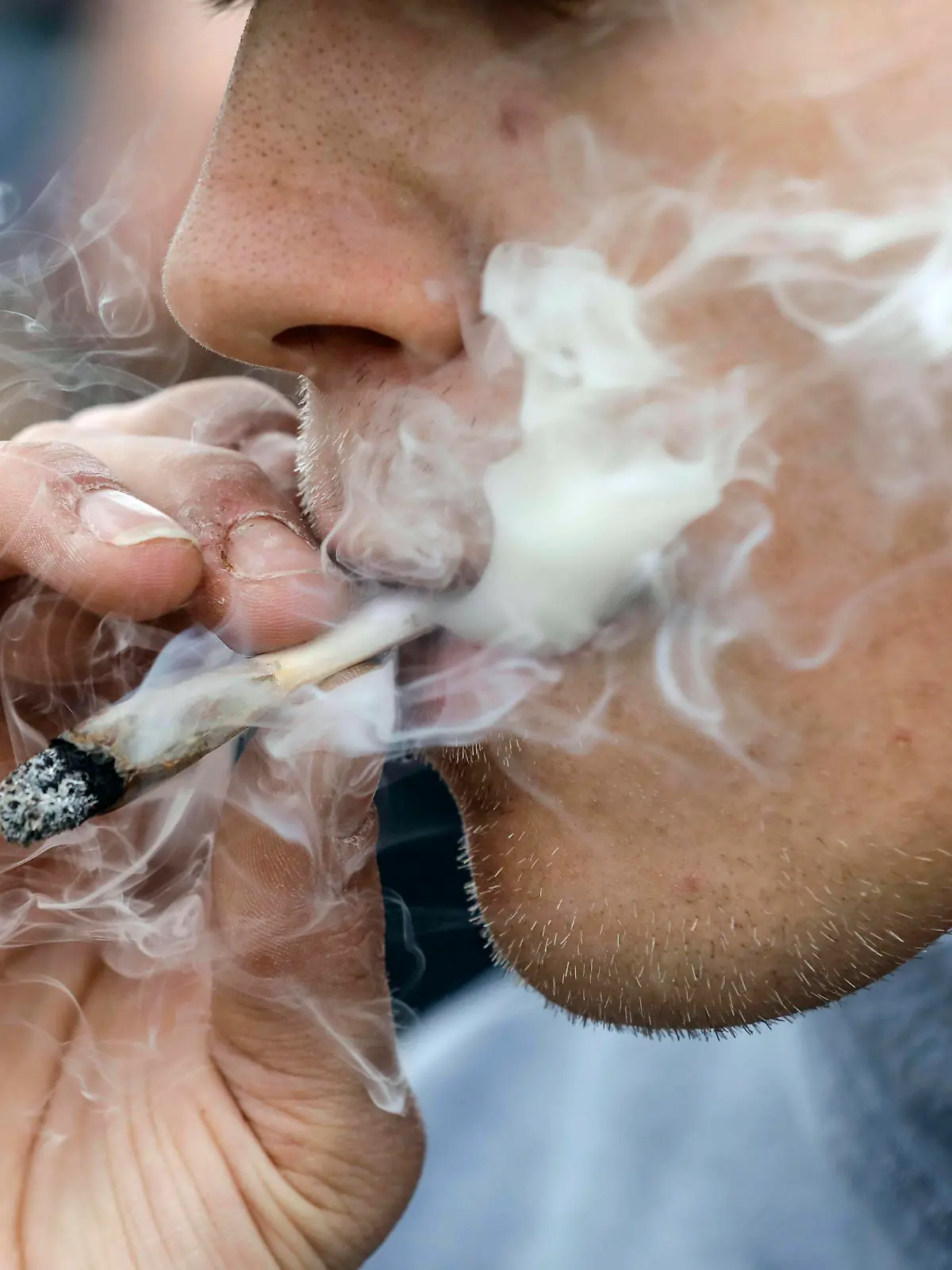 Cannabis Demo Berlin, 22.04.2020 - Eine Mann raucht einen Joint waehrend einer Demonstration am 20.04, dem weltweiten Aktionstag fuer den legalen Marihuana-Konsum. Die Demonstranten fordern eine Legalisierung und sofortige Entkriminalisierung von Cannabis Konsumenten in Deutschland. Berlin Berlin Deutschland *** Cannabis Demo Berlin, 22 04 2020 A man smokes a joint during a demonstration on 20 04, the worldwide day of action for legal marijuana use The demonstrators demand legalization and immediate decriminalization of cannabis users in Germany Berlin Berlin Germany