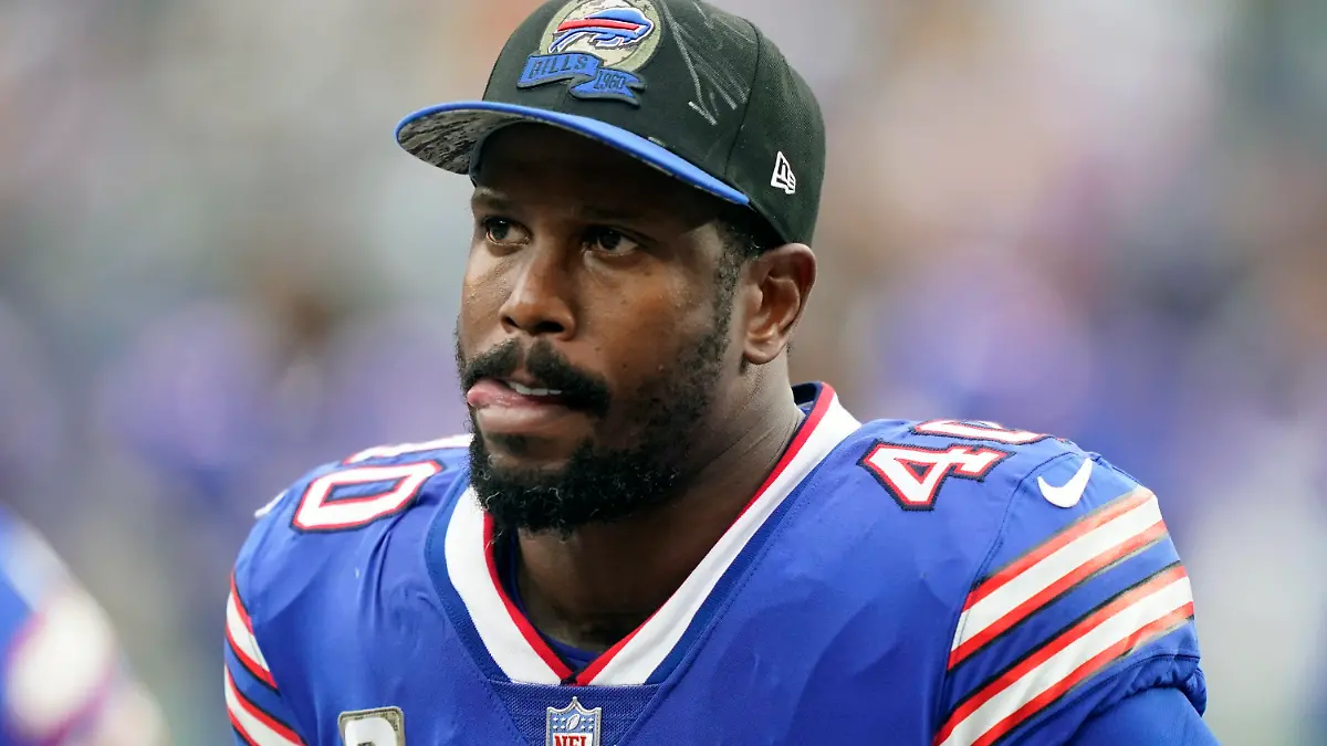 ARCHIV - 06.11.2022, USA, East Rutherford: Buffalo Bills Linebacker Von Miller reagiert während eines NFL-Footballspiels. Miller hat sich in einem Vorort von Dallas der Polizei gestellt, nachdem er mit einem Haftbefehl wegen häuslicher Gewalt gegen die Mutter seiner Kinder, die schwanger ist, gesucht wurde. Foto: John Minchillo/AP/dpa +++ dpa-Bildfunk +++
