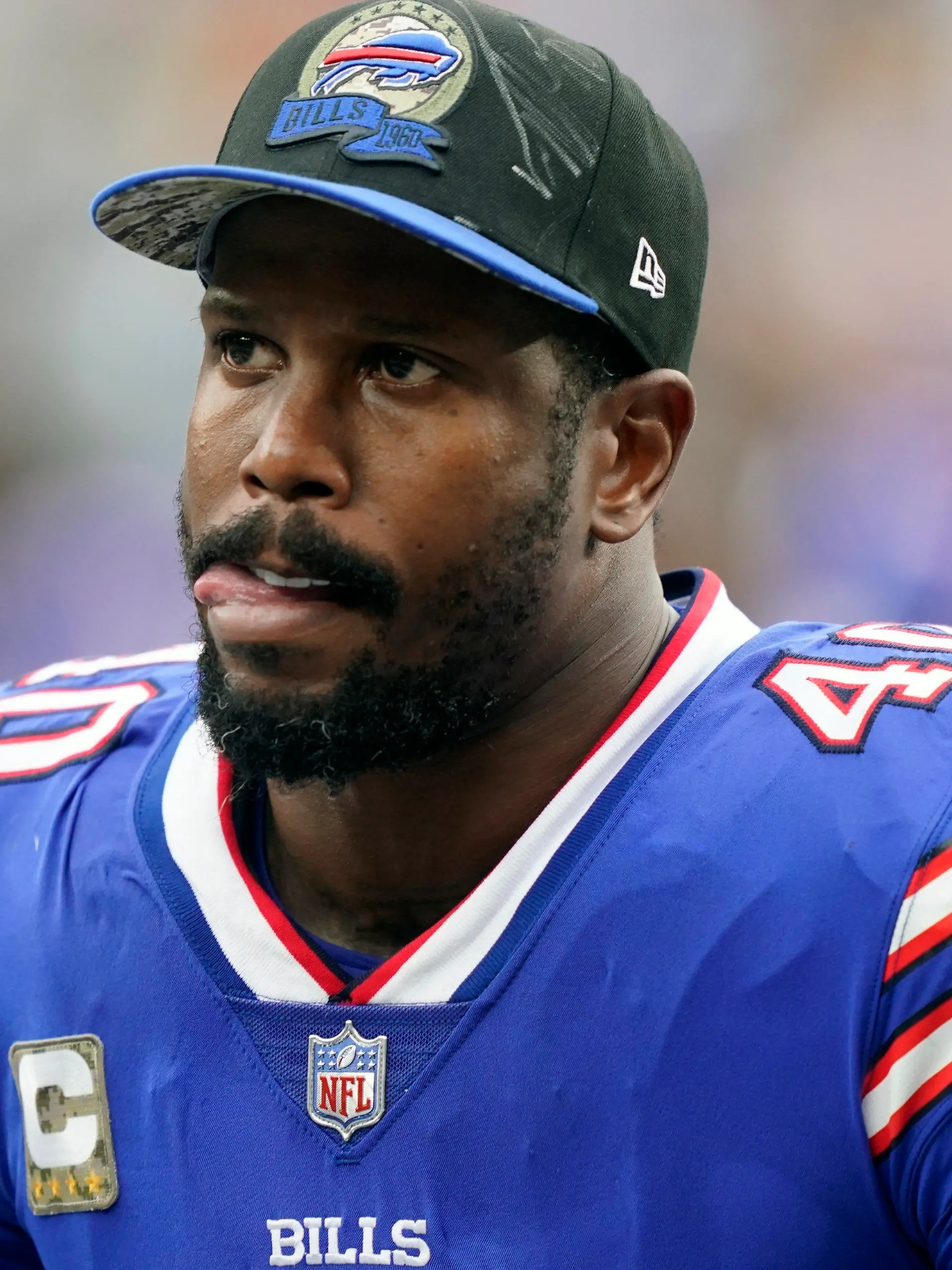 ARCHIV - 06.11.2022, USA, East Rutherford: Buffalo Bills Linebacker Von Miller reagiert während eines NFL-Footballspiels. Miller hat sich in einem Vorort von Dallas der Polizei gestellt, nachdem er mit einem Haftbefehl wegen häuslicher Gewalt gegen die Mutter seiner Kinder, die schwanger ist, gesucht wurde. Foto: John Minchillo/AP/dpa +++ dpa-Bildfunk +++